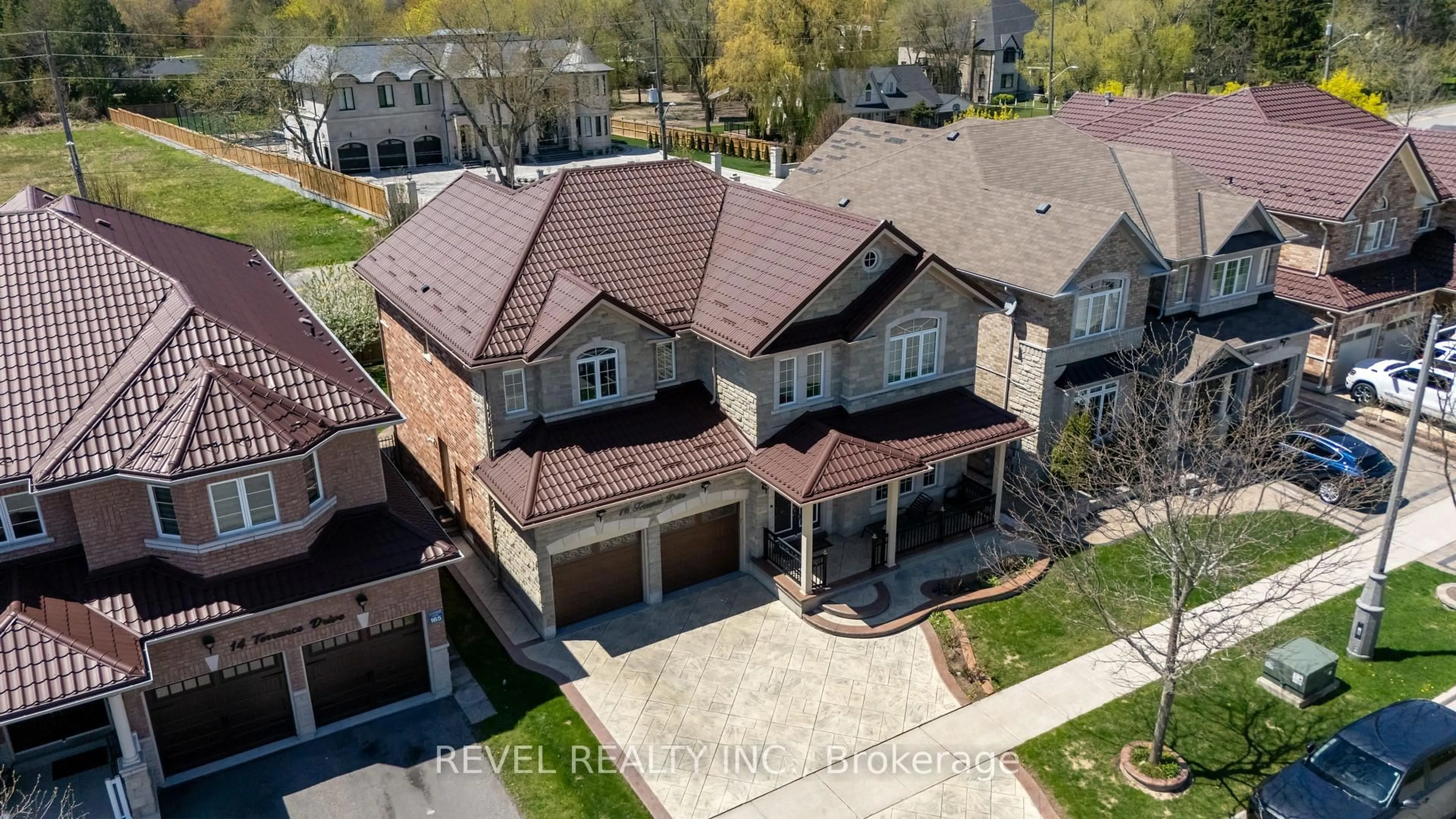 A pic from outside/outdoor area/front of a property/back of a property/a pic from drone, street for 16 Terrance Dr, Markham Ontario L6B 0M2