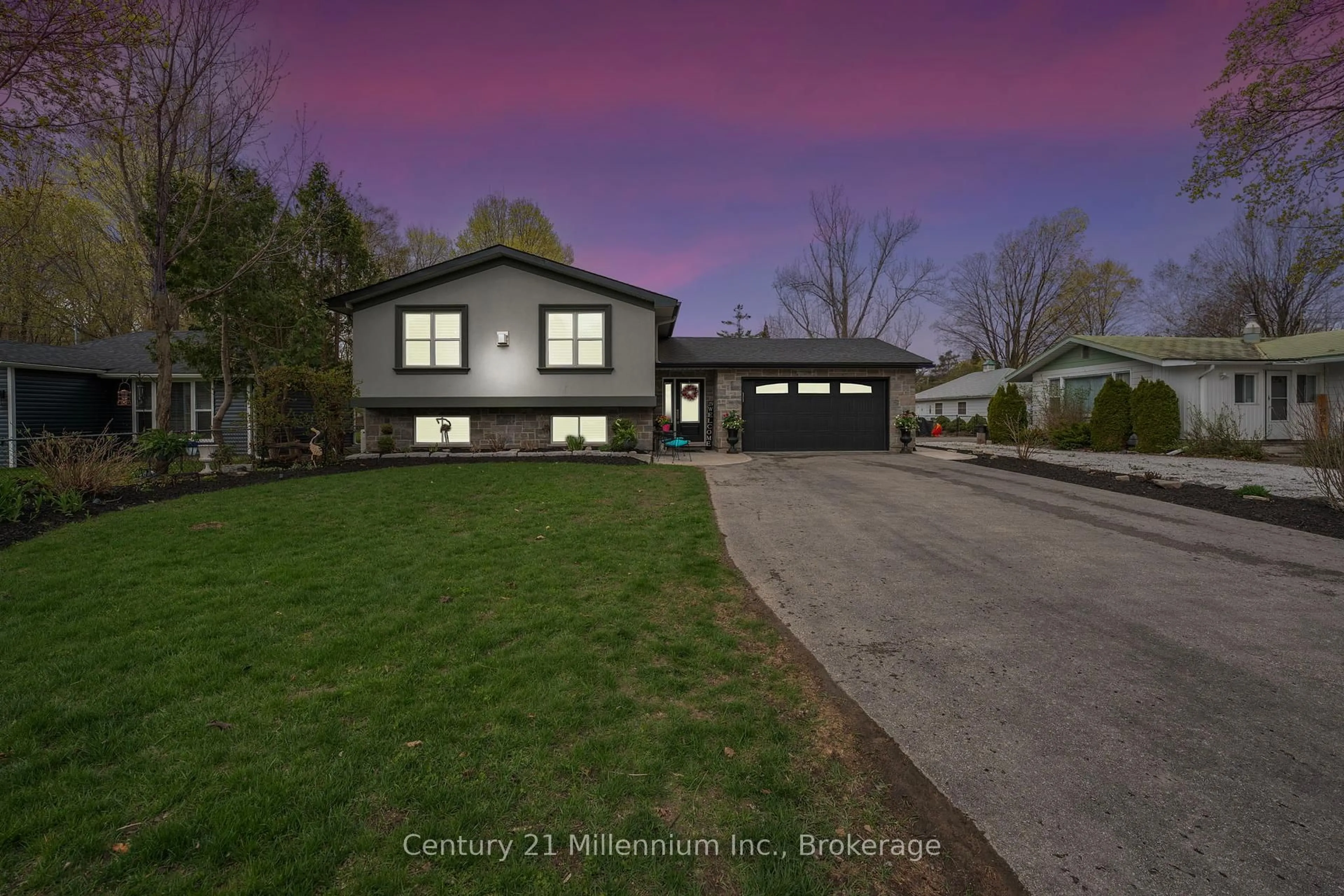 A pic from outside/outdoor area/front of a property/back of a property/a pic from drone, street for 2054 Inglewood Dr, Innisfil Ontario L9S 1Y8