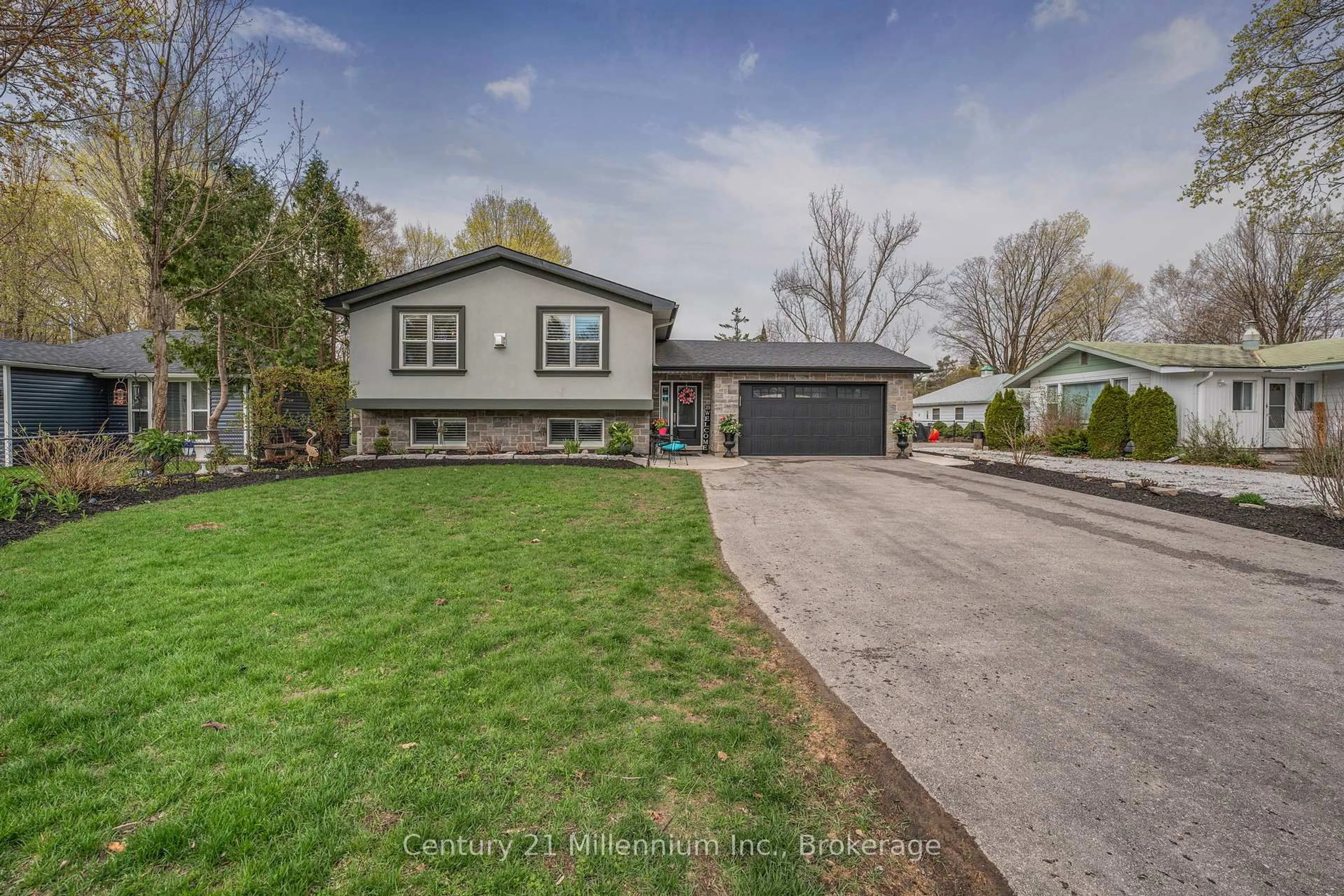 Home with vinyl exterior material, street for 2054 Inglewood Dr, Innisfil Ontario L9S 1Y8