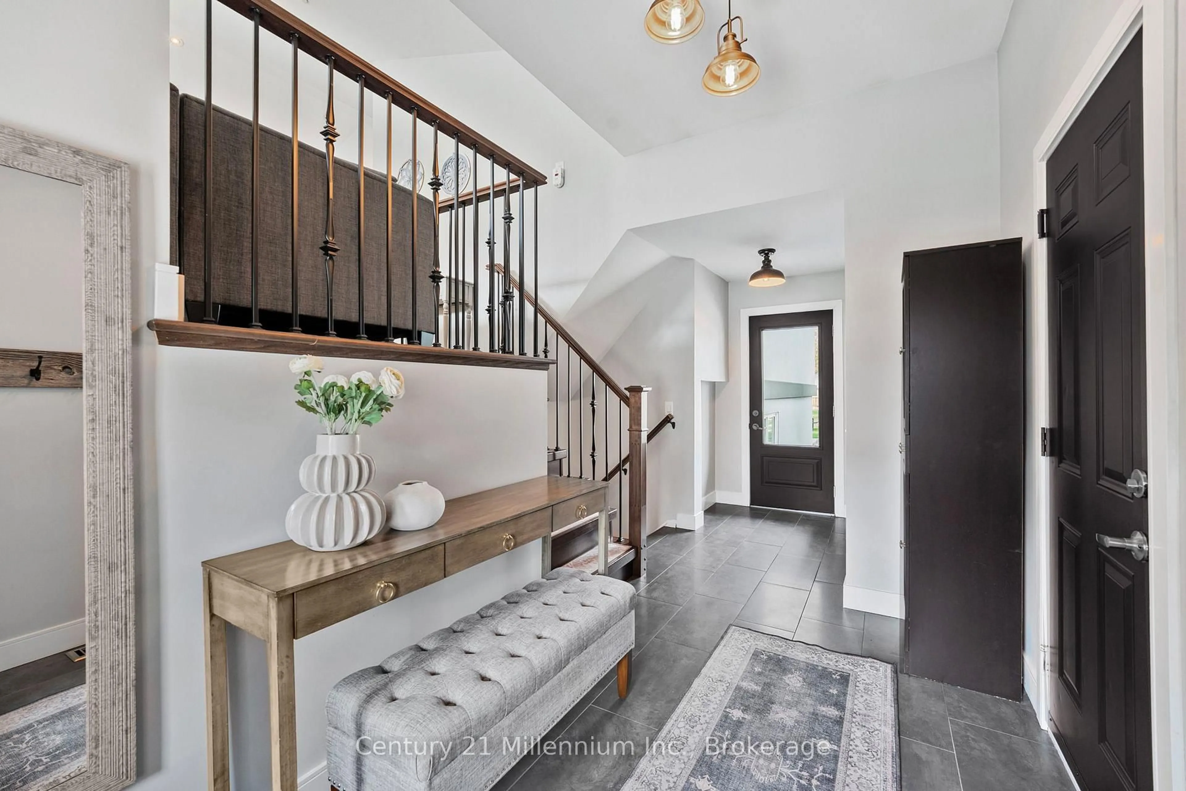 Indoor entryway for 2054 Inglewood Dr, Innisfil Ontario L9S 1Y8