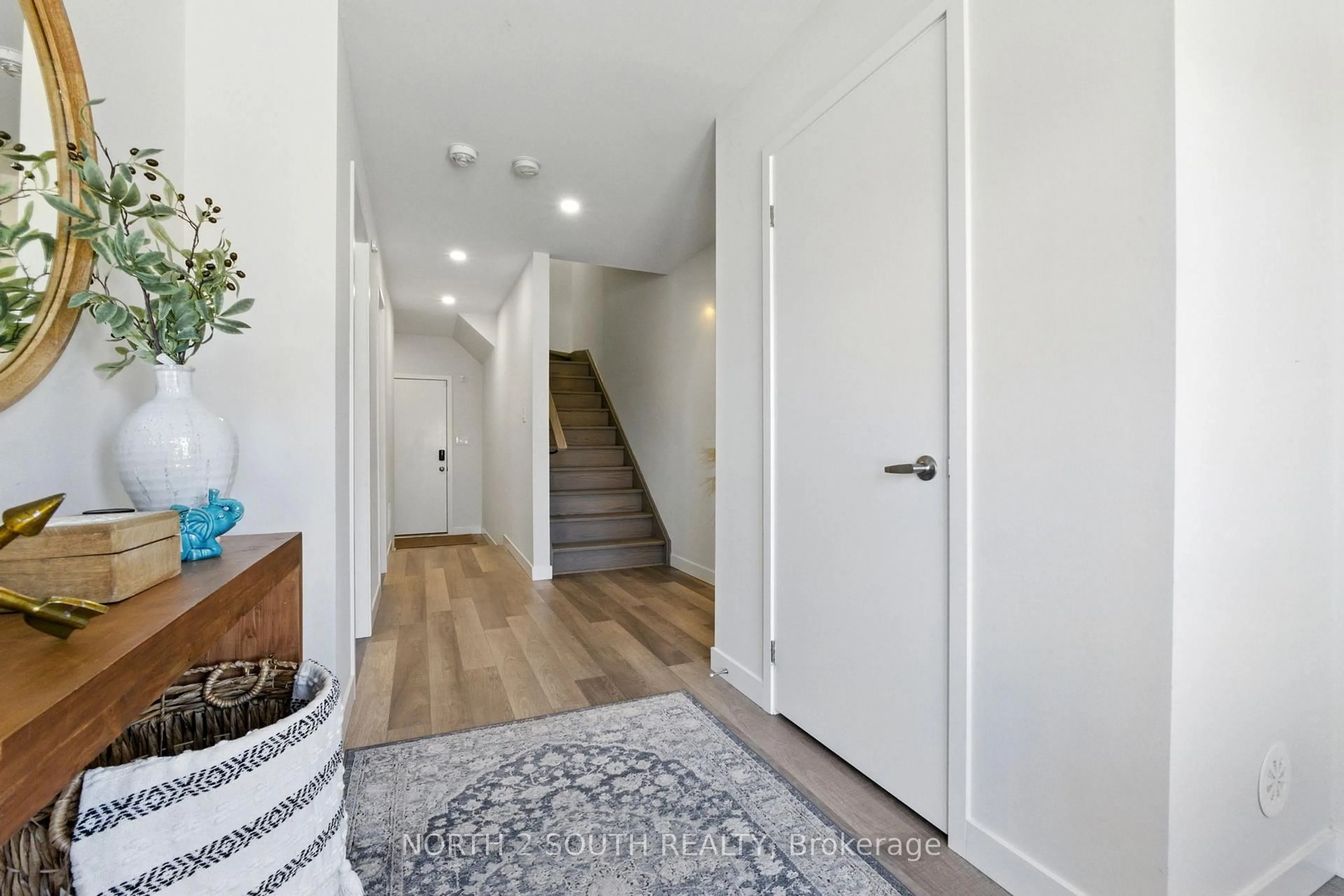 Indoor entryway for 20 Thomas Armstrong Lane #10, Richmond Hill Ontario L4C 5S6