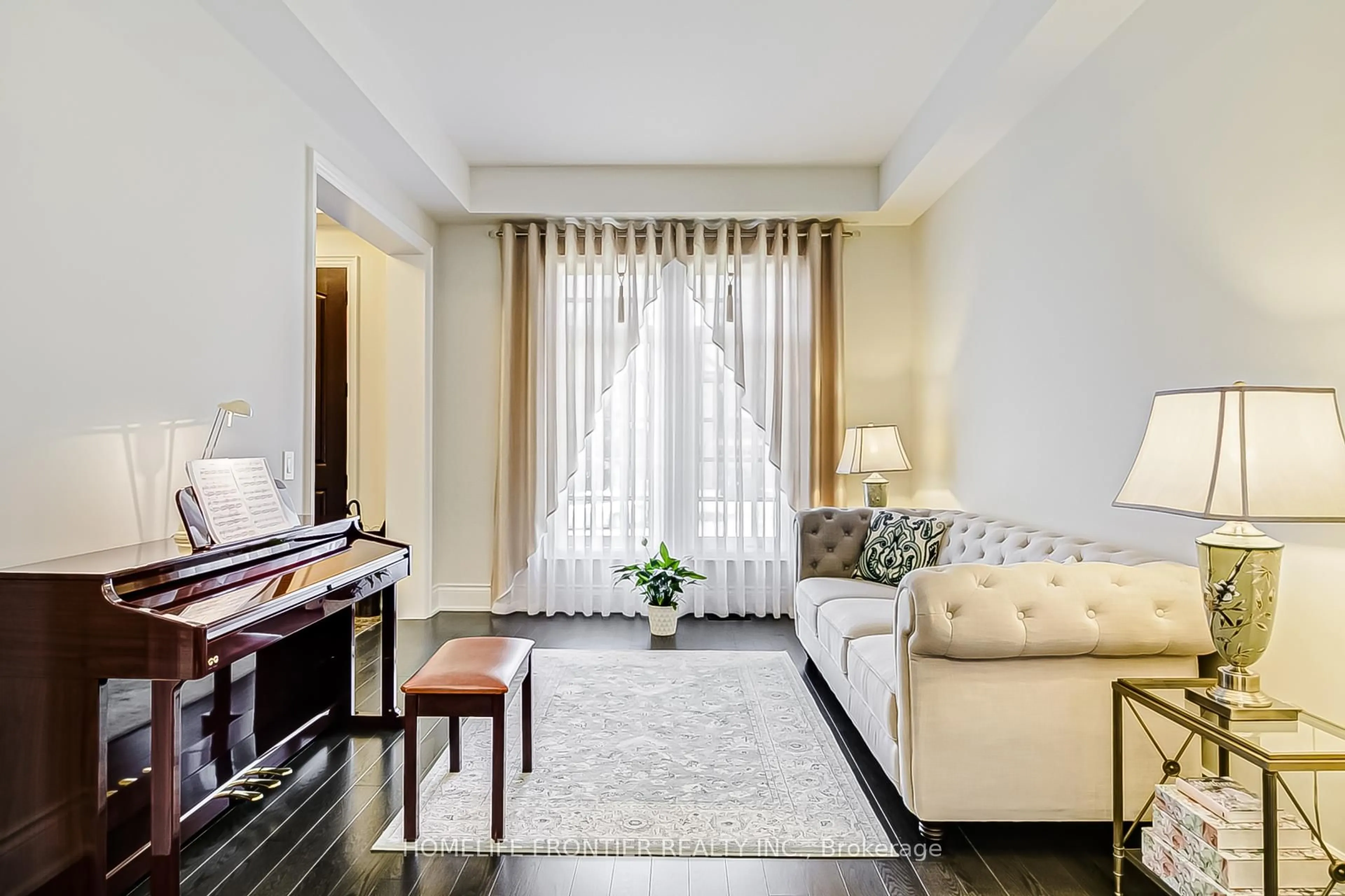 Living room with furniture, unknown for 141 Annsleywood Crt, Vaughan Ontario L4H 4G6