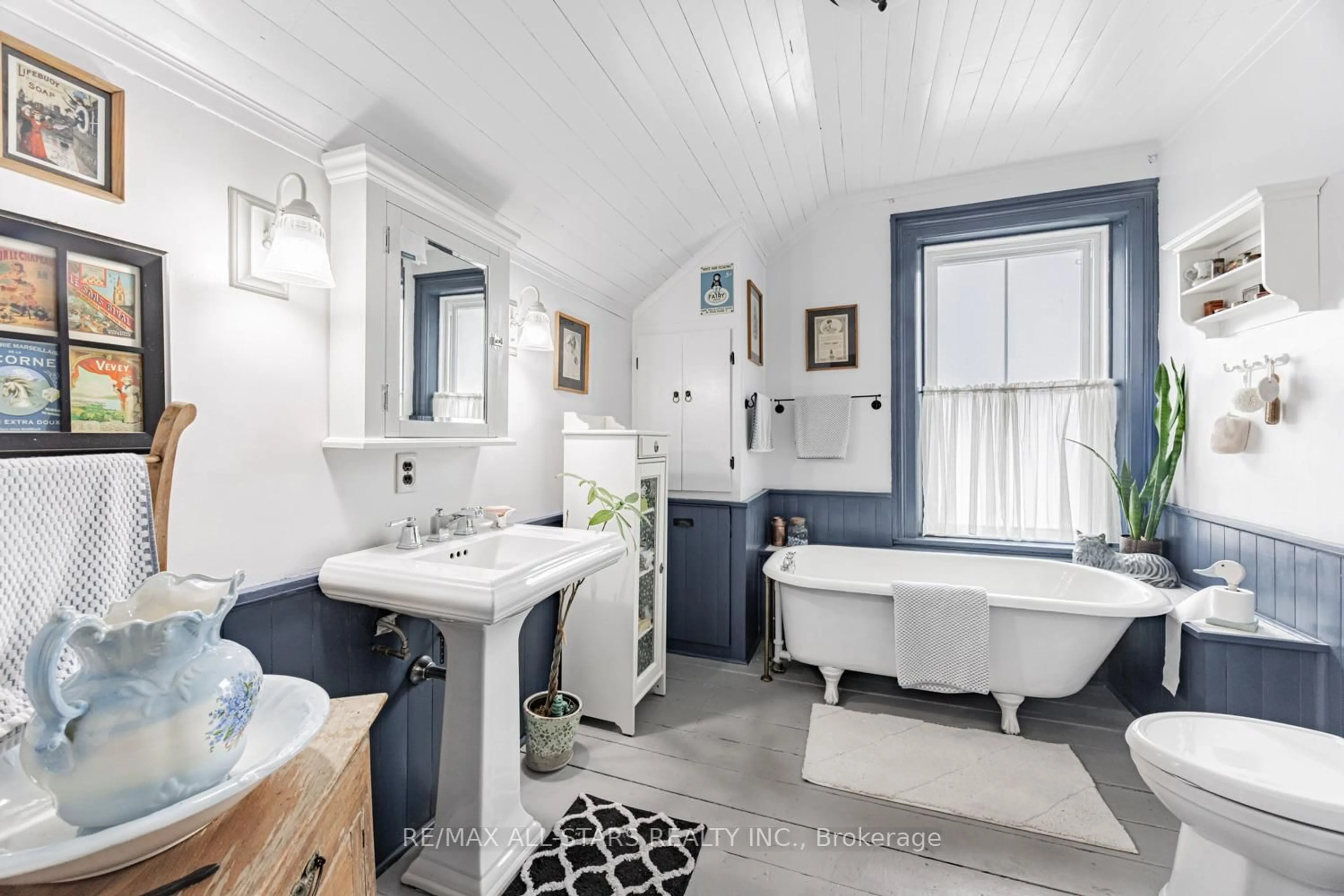 Contemporary bathroom, ceramic/tile floor for 8 Albert St, Whitchurch-Stouffville Ontario L4A 4H1