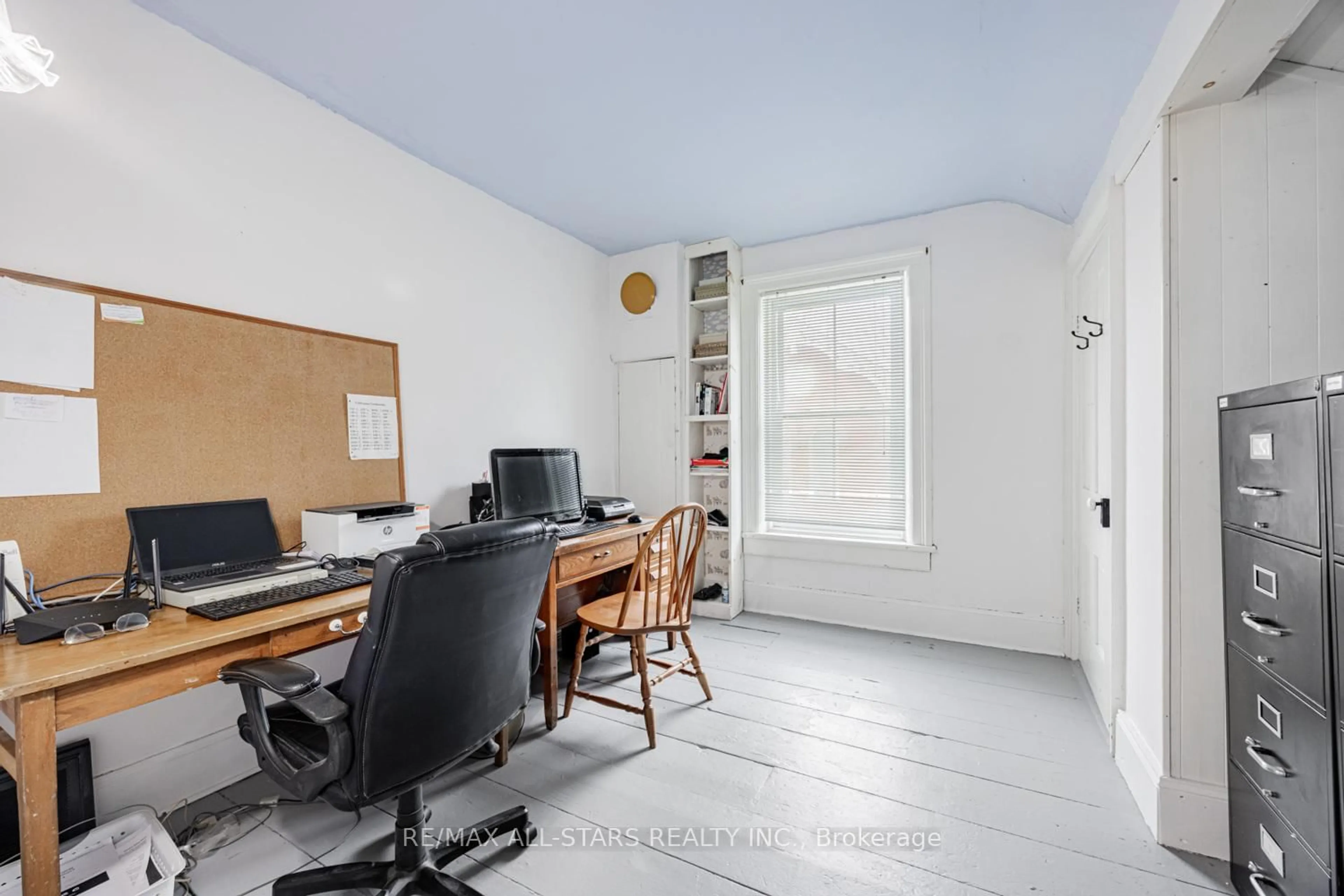A pic of a room for 8 Albert St, Whitchurch-Stouffville Ontario L4A 4H1