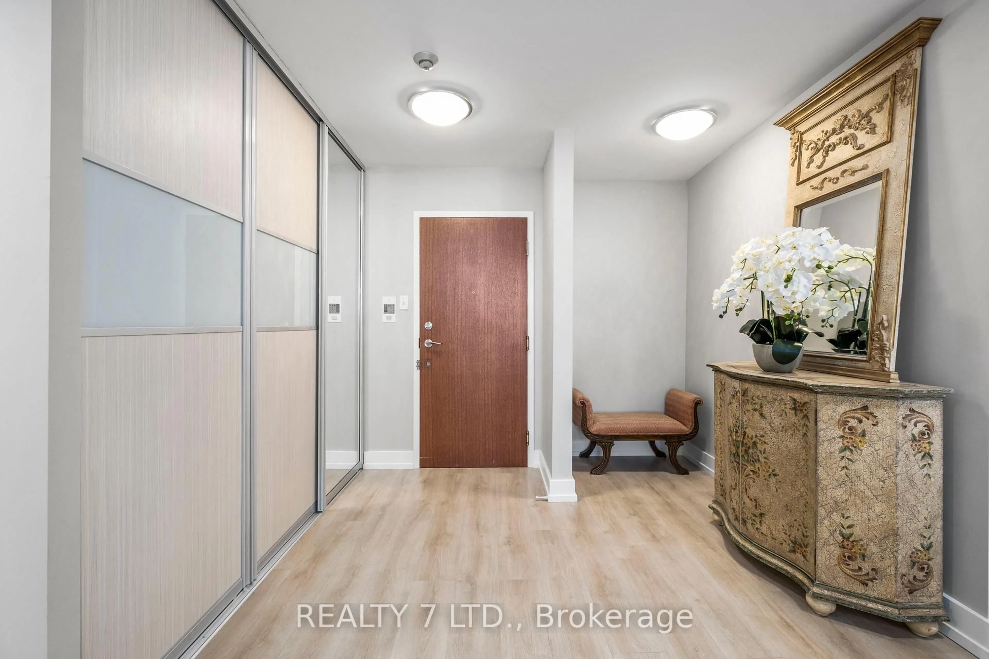 Indoor entryway for 120 Promenade Circ #909, Vaughan Ontario L4J 7W9