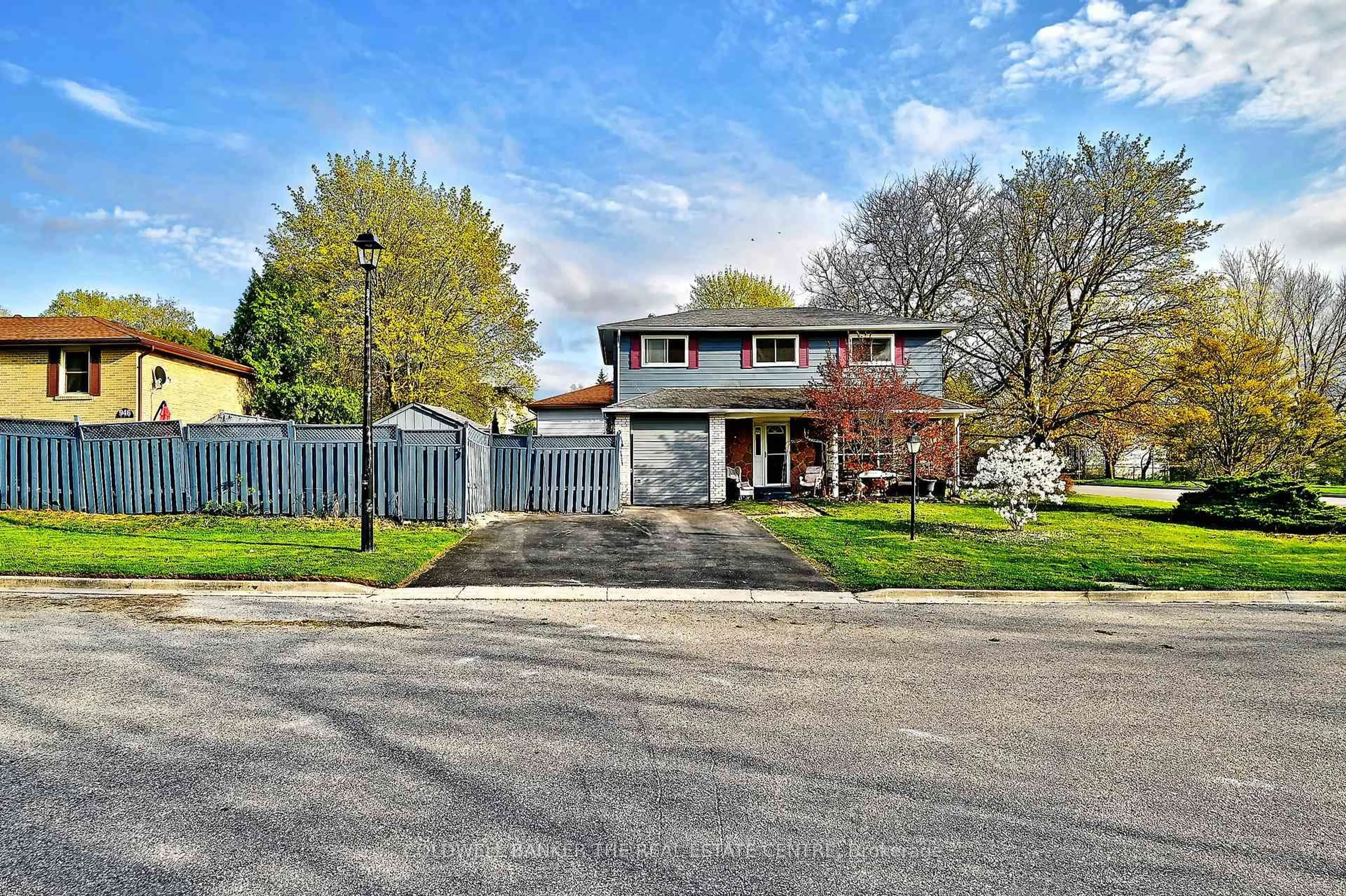 A pic from outside/outdoor area/front of a property/back of a property/a pic from drone, street for 940 Wildwood Dr, Newmarket Ontario L3Y 2B5