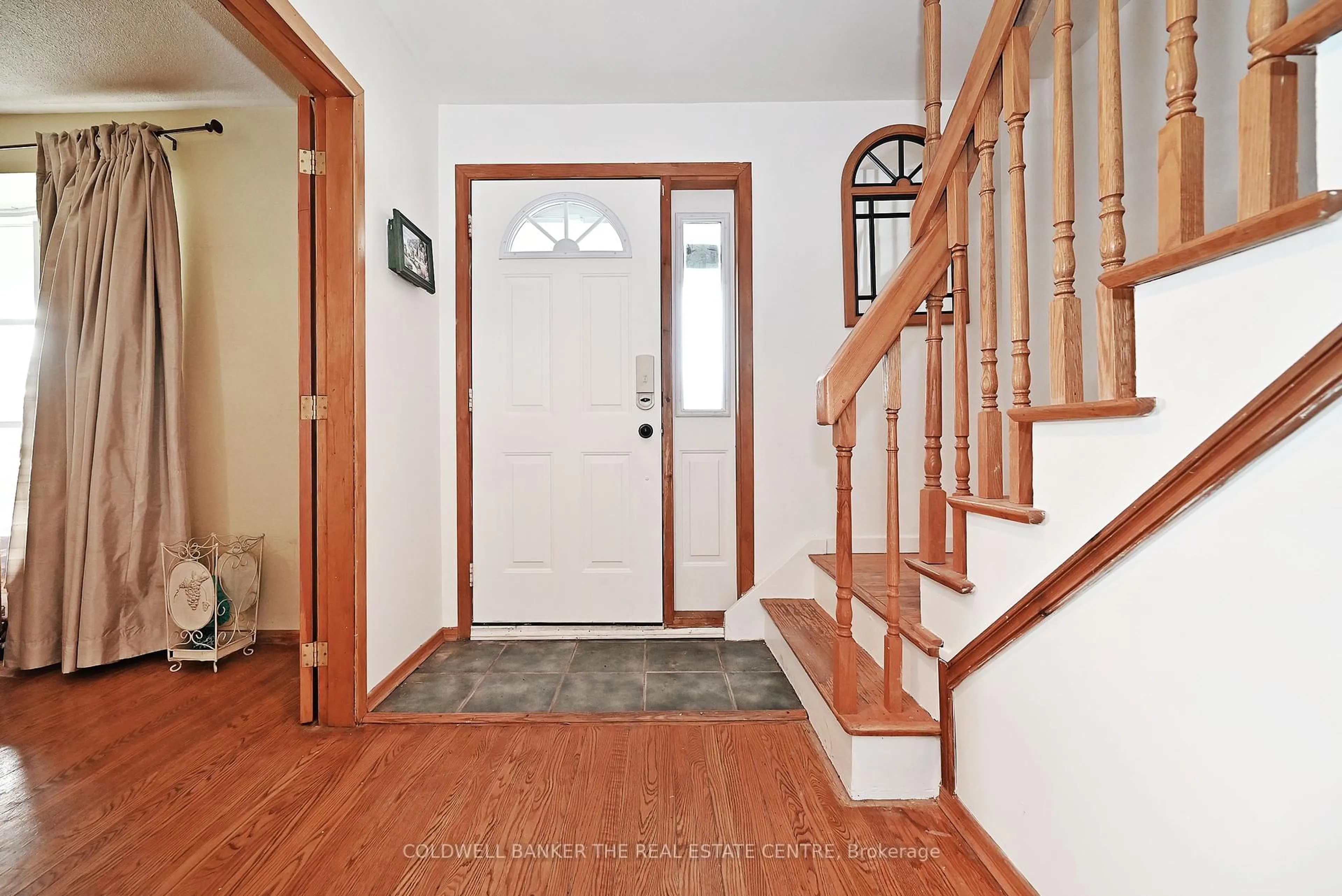 Indoor entryway for 940 Wildwood Dr, Newmarket Ontario L3Y 2B5