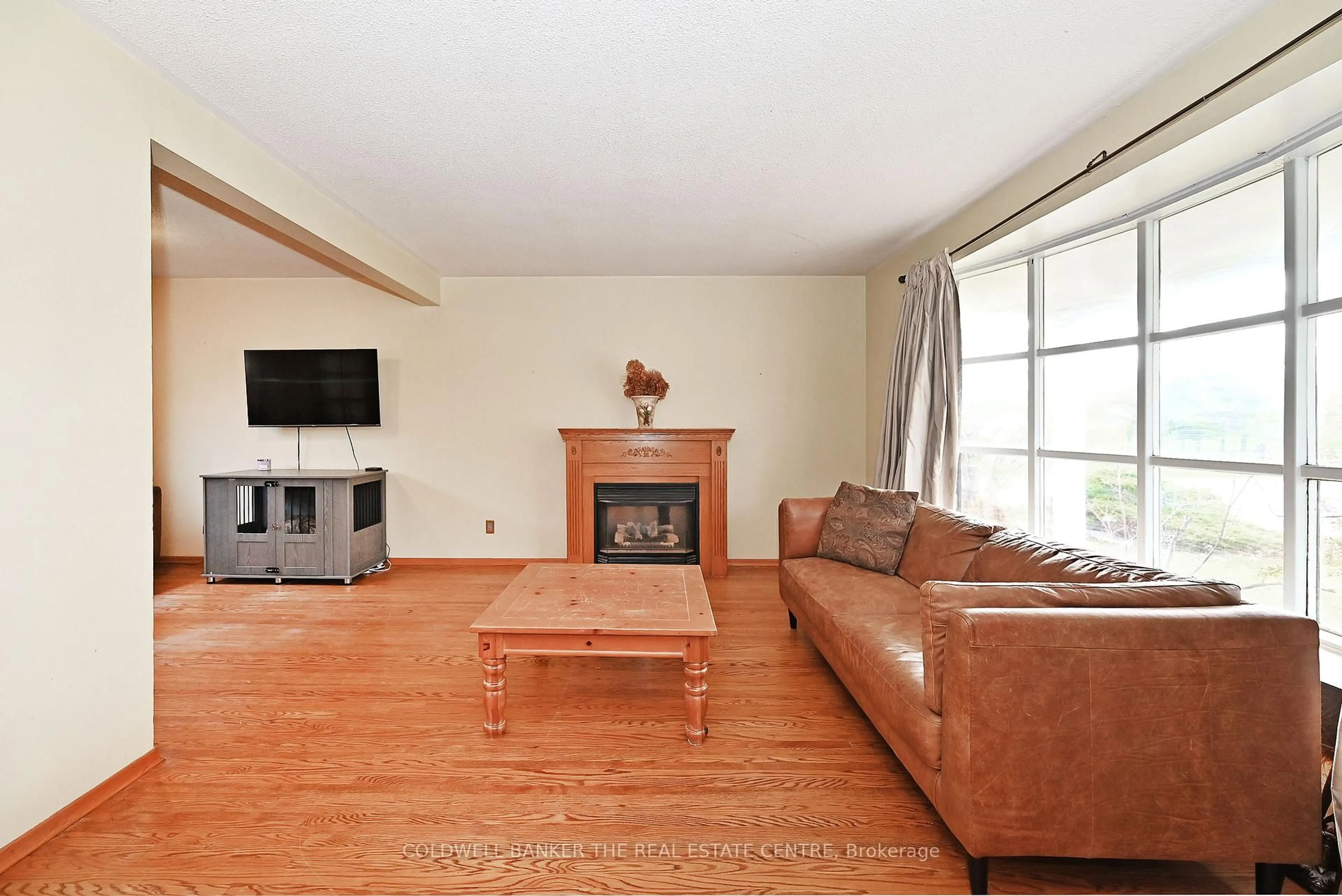 Living room with furniture, wood/laminate floor for 940 Wildwood Dr, Newmarket Ontario L3Y 2B5