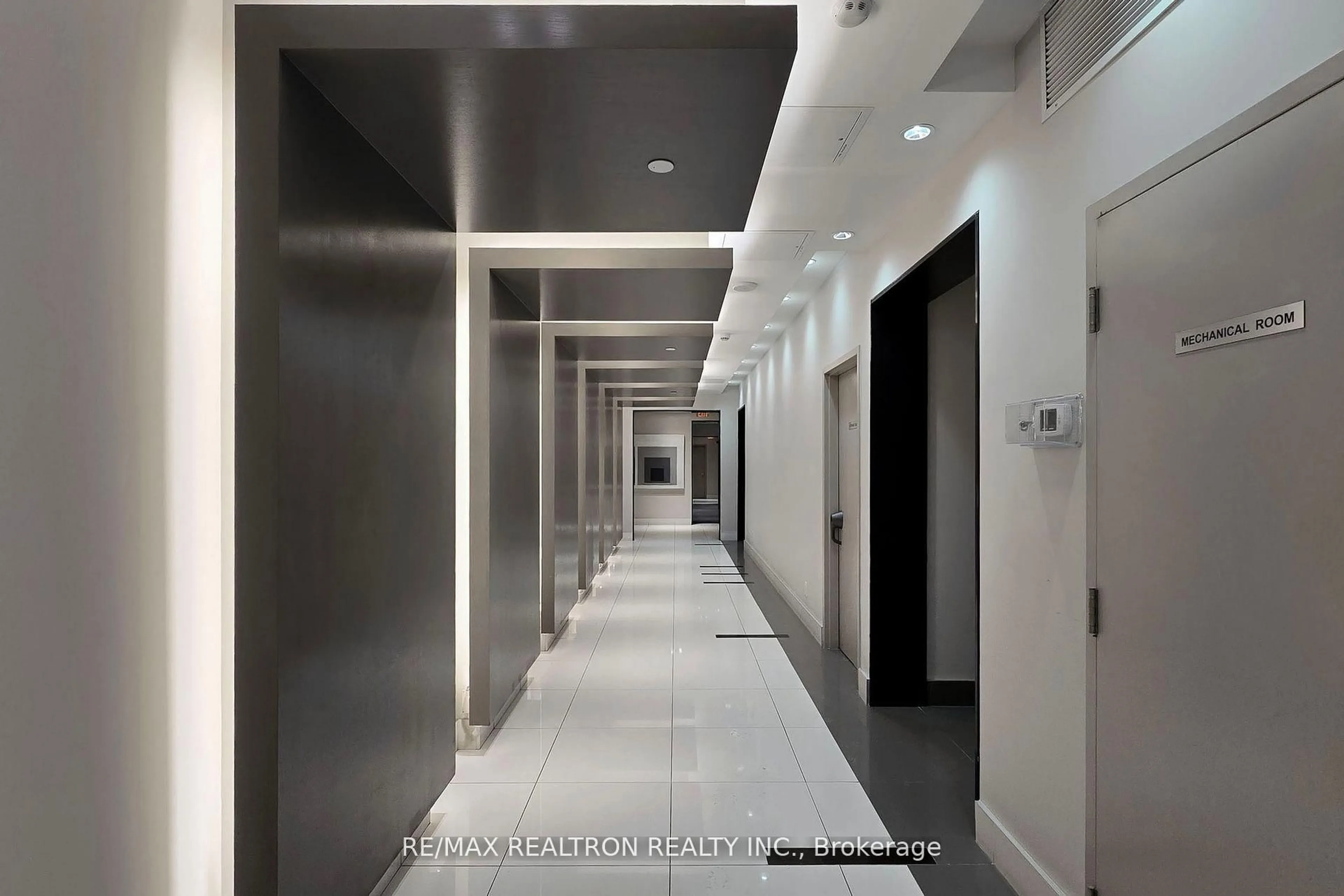 Indoor foyer for 7167 Yonge St #1511, Markham Ontario L3T 0E1