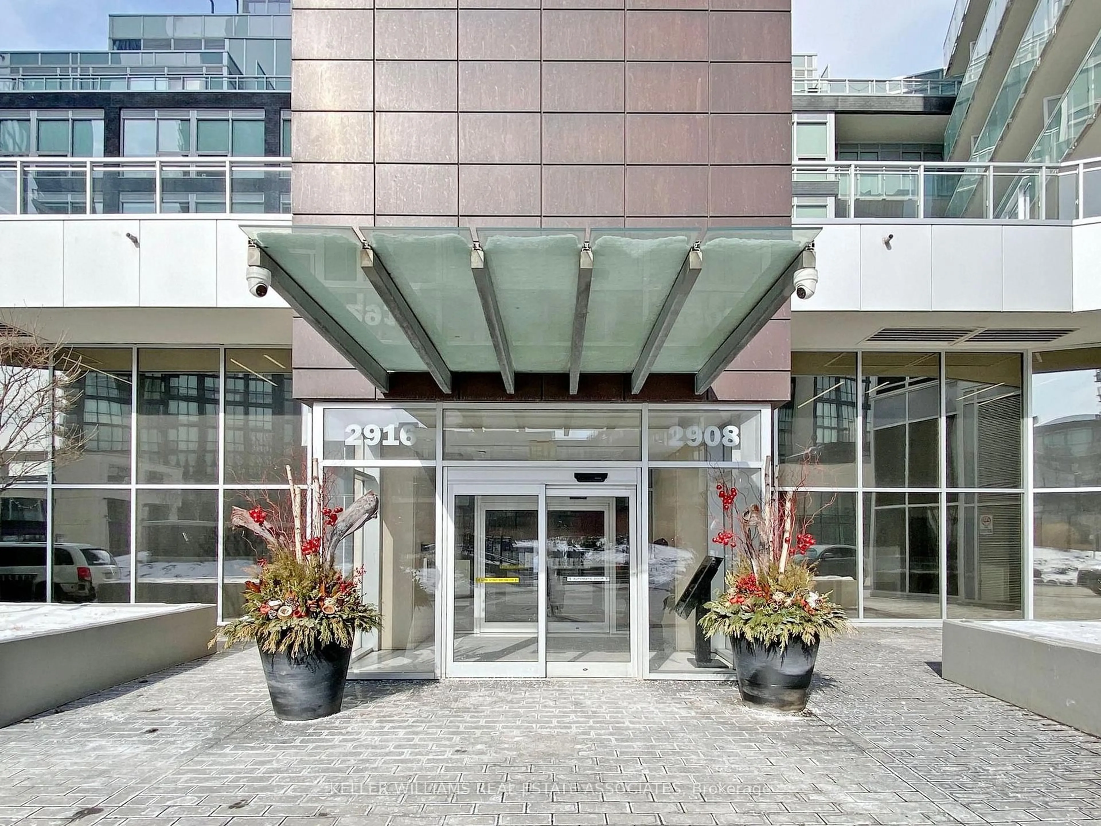 Indoor foyer for 2916 Highway 7 Highway #606, Vaughan Ontario L4K 0K6