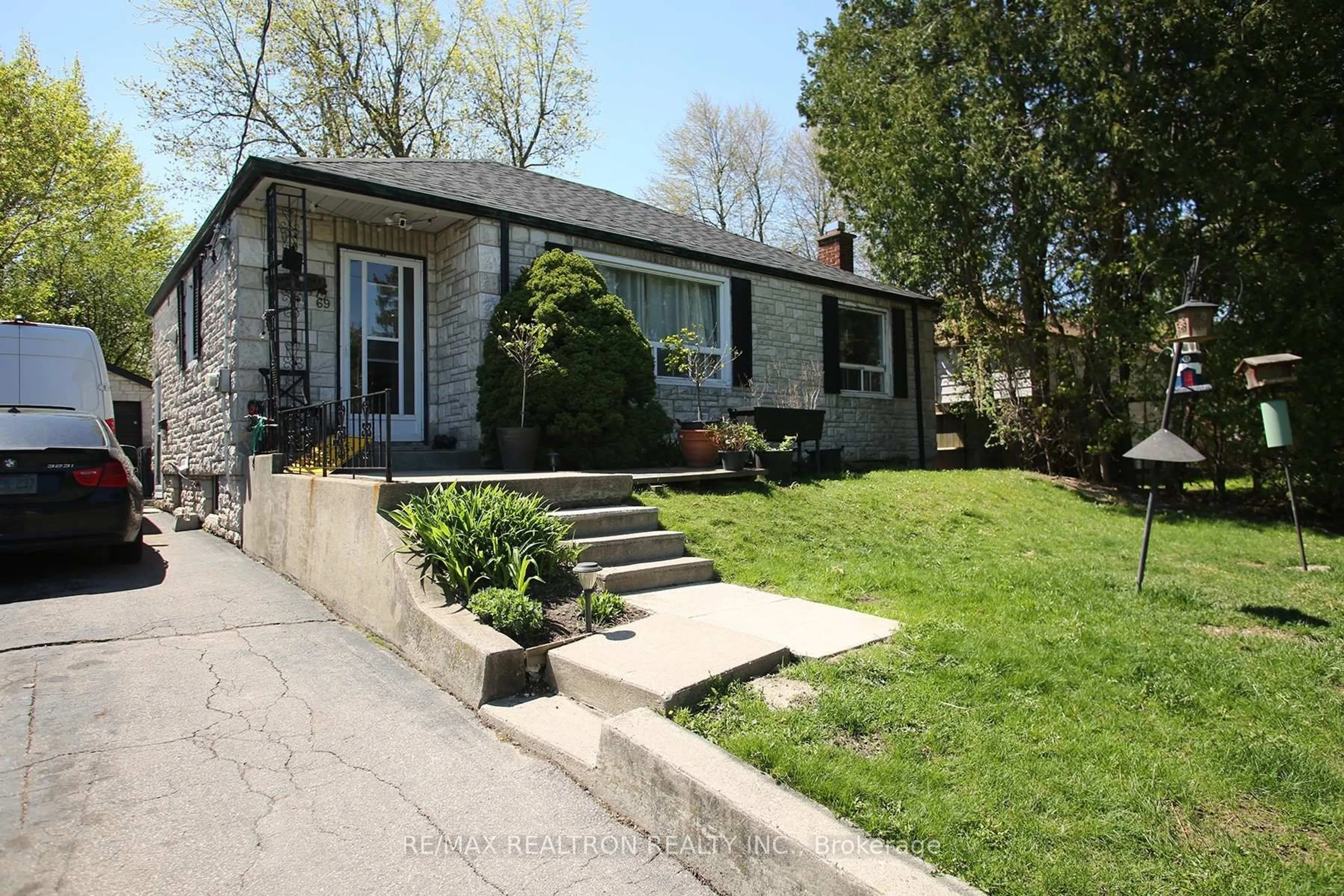 Home with vinyl exterior material, street for 69 Woodward Ave, Markham Ontario L3T 1E8