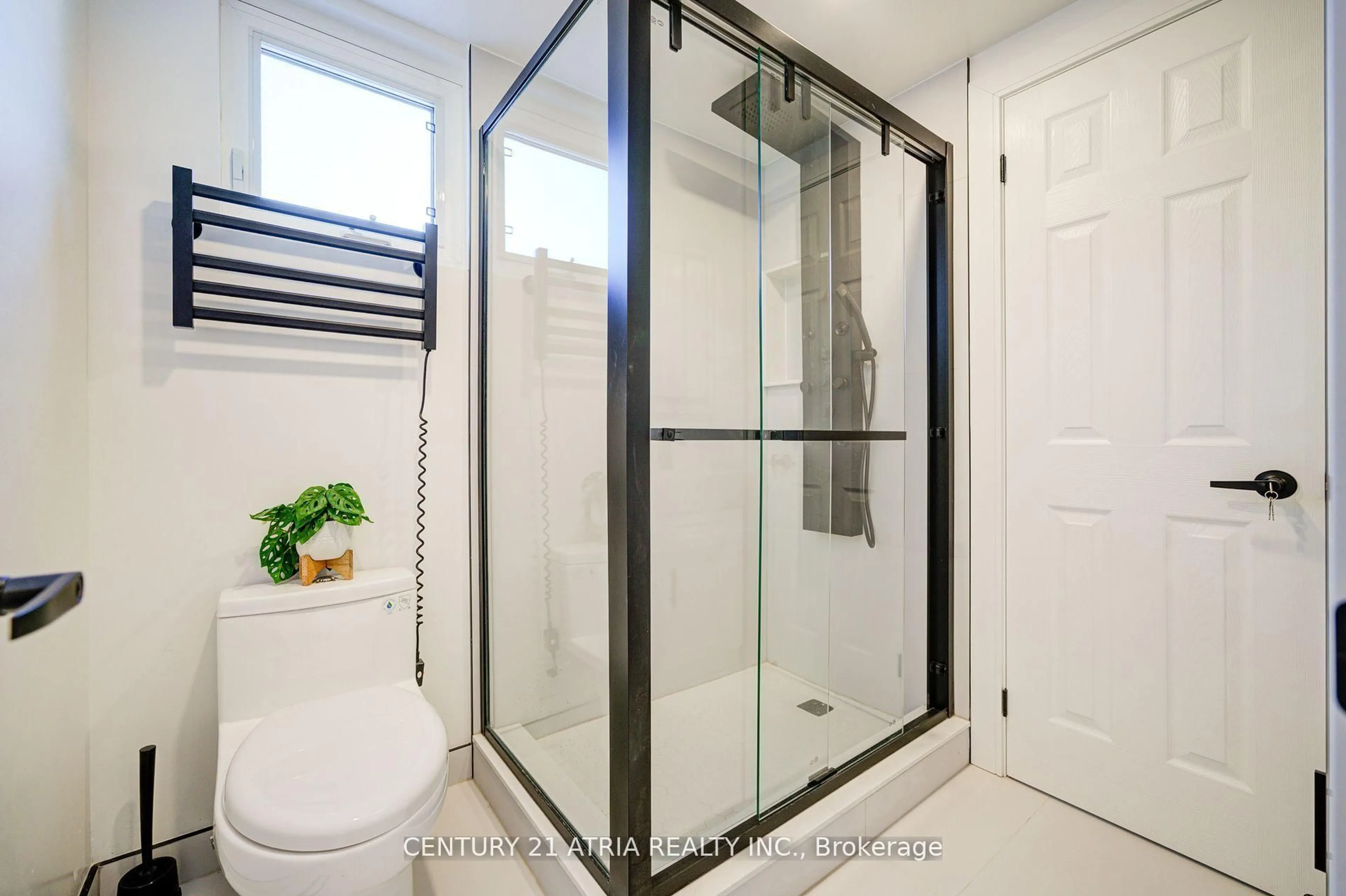 Contemporary bathroom, ceramic/tile floor for 1 Hamilton Hall Dr, Markham Ontario L3P 2P1