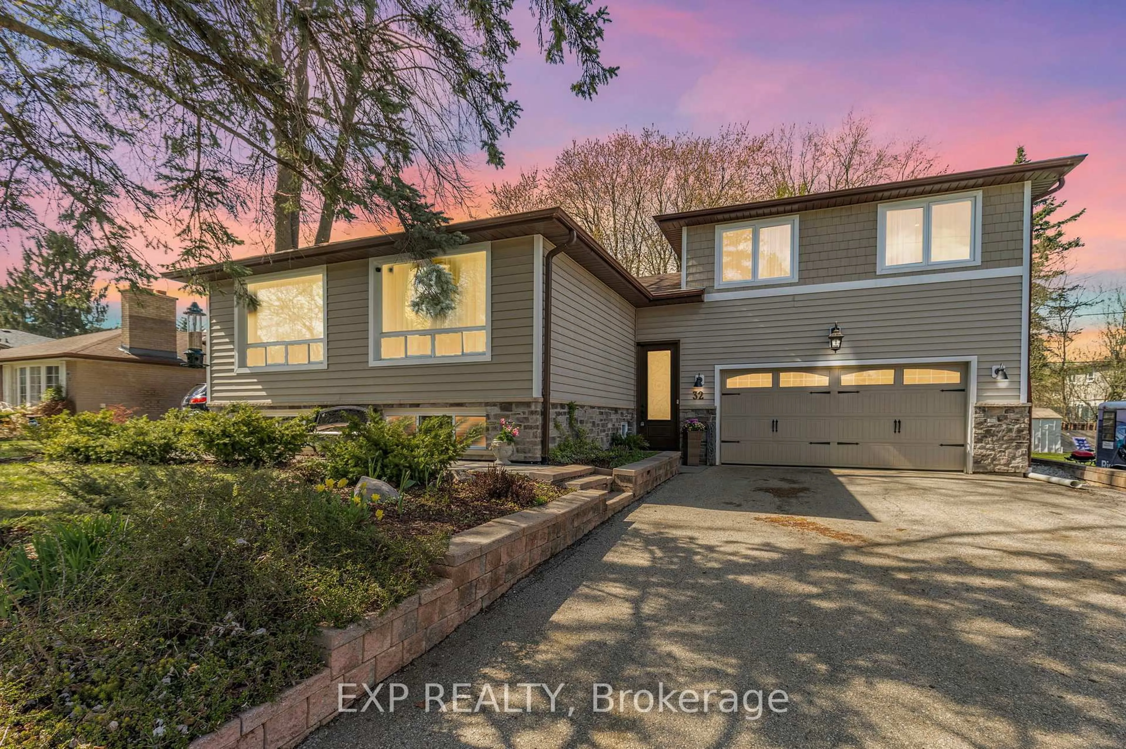Unknown for 32 Kemano Rd, Aurora Ontario L4G 2Y3
