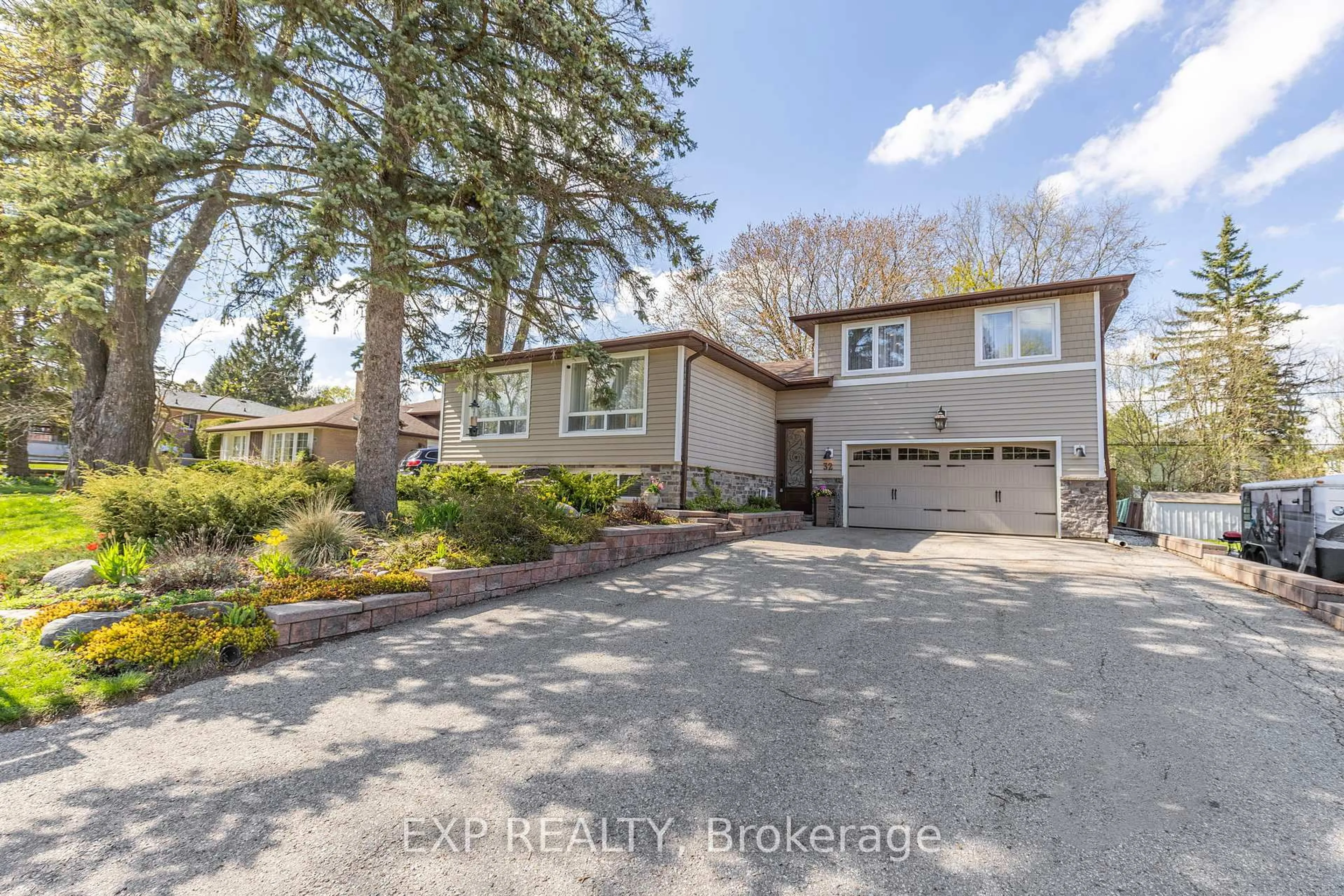 A pic from outside/outdoor area/front of a property/back of a property/a pic from drone, street for 32 Kemano Rd, Aurora Ontario L4G 2Y3