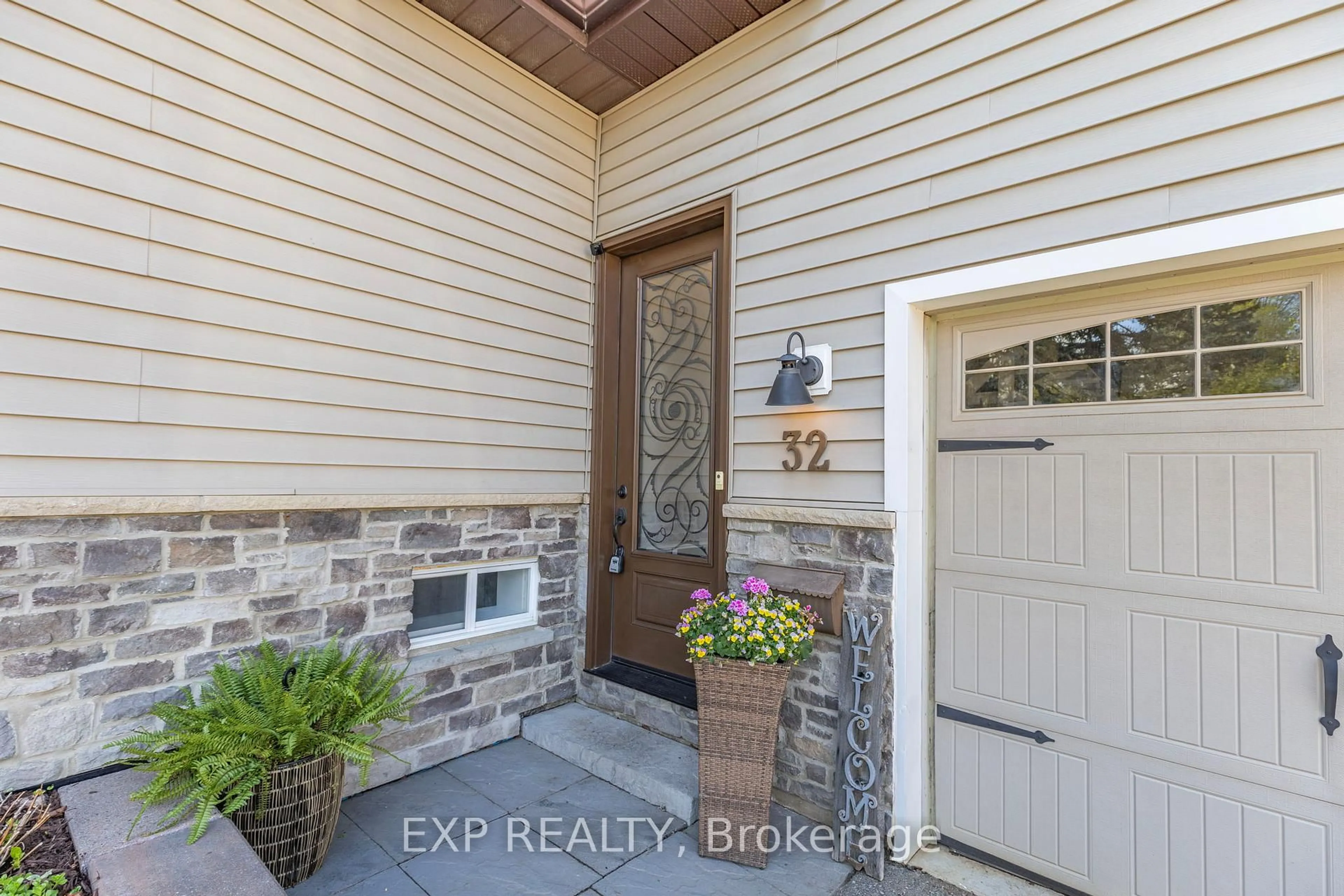 Indoor entryway for 32 Kemano Rd, Aurora Ontario L4G 2Y3