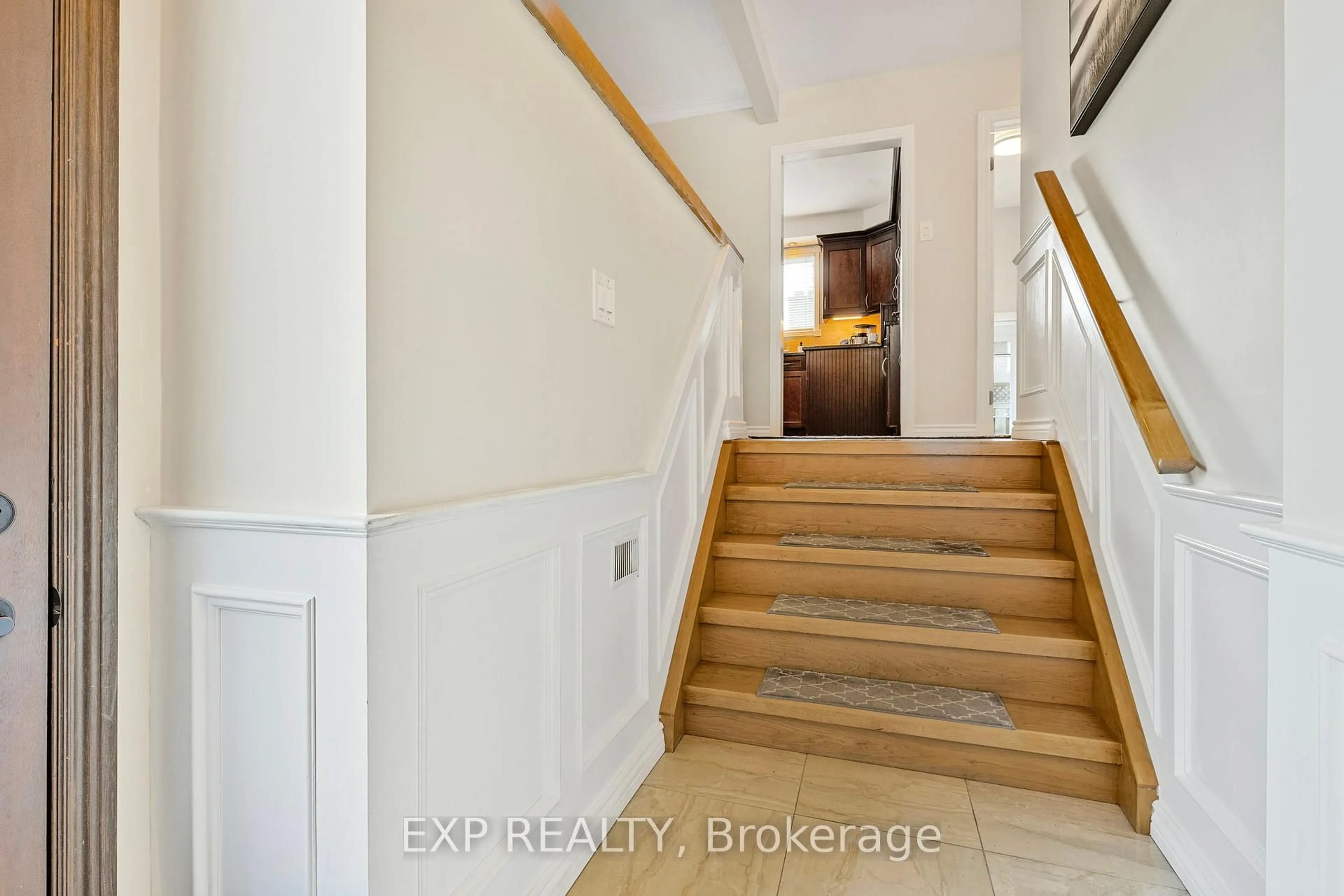 Indoor entryway for 32 Kemano Rd, Aurora Ontario L4G 2Y3