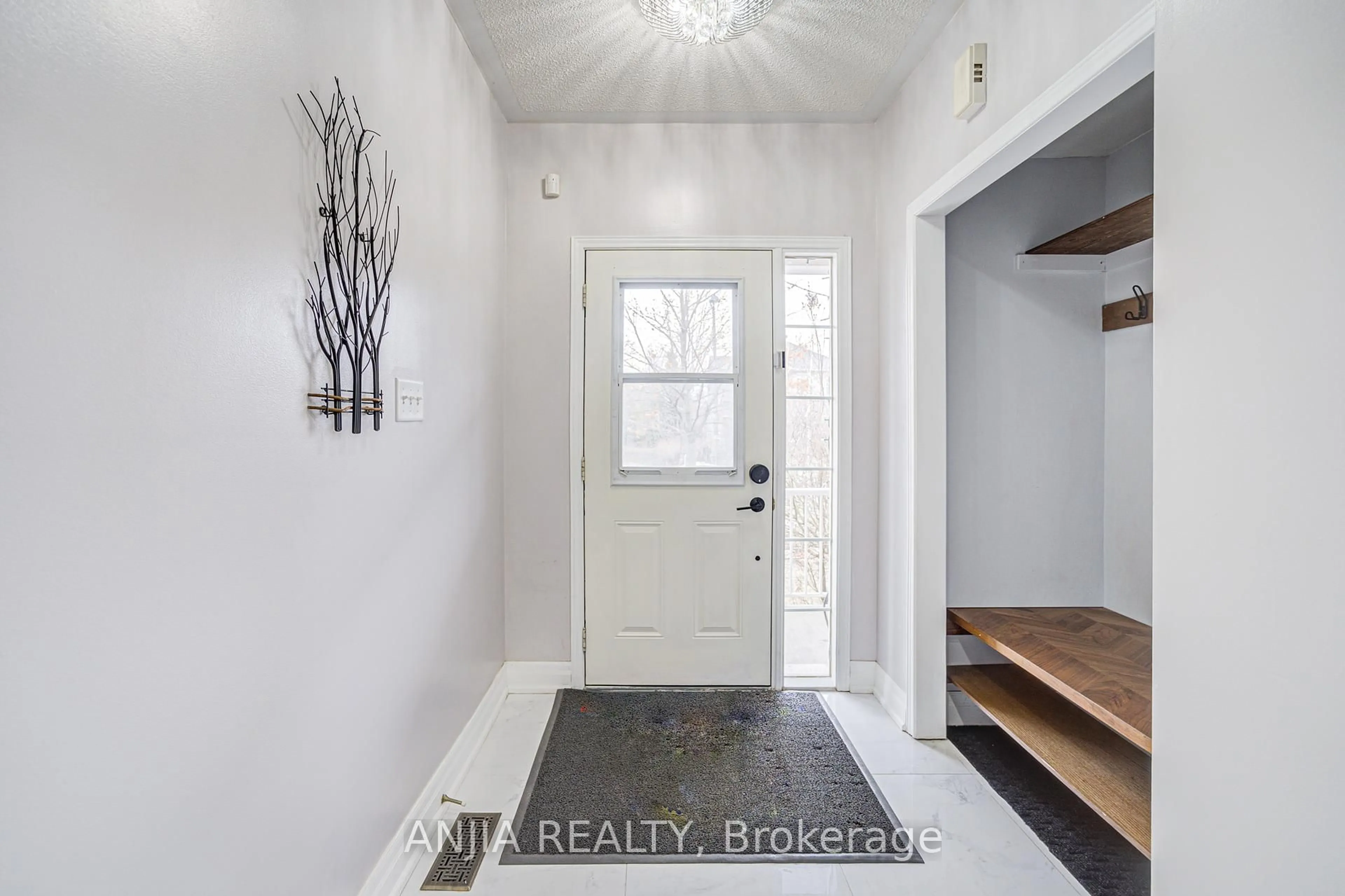 Indoor entryway for 216 Zokol Dr, Aurora Ontario L4G 0B8