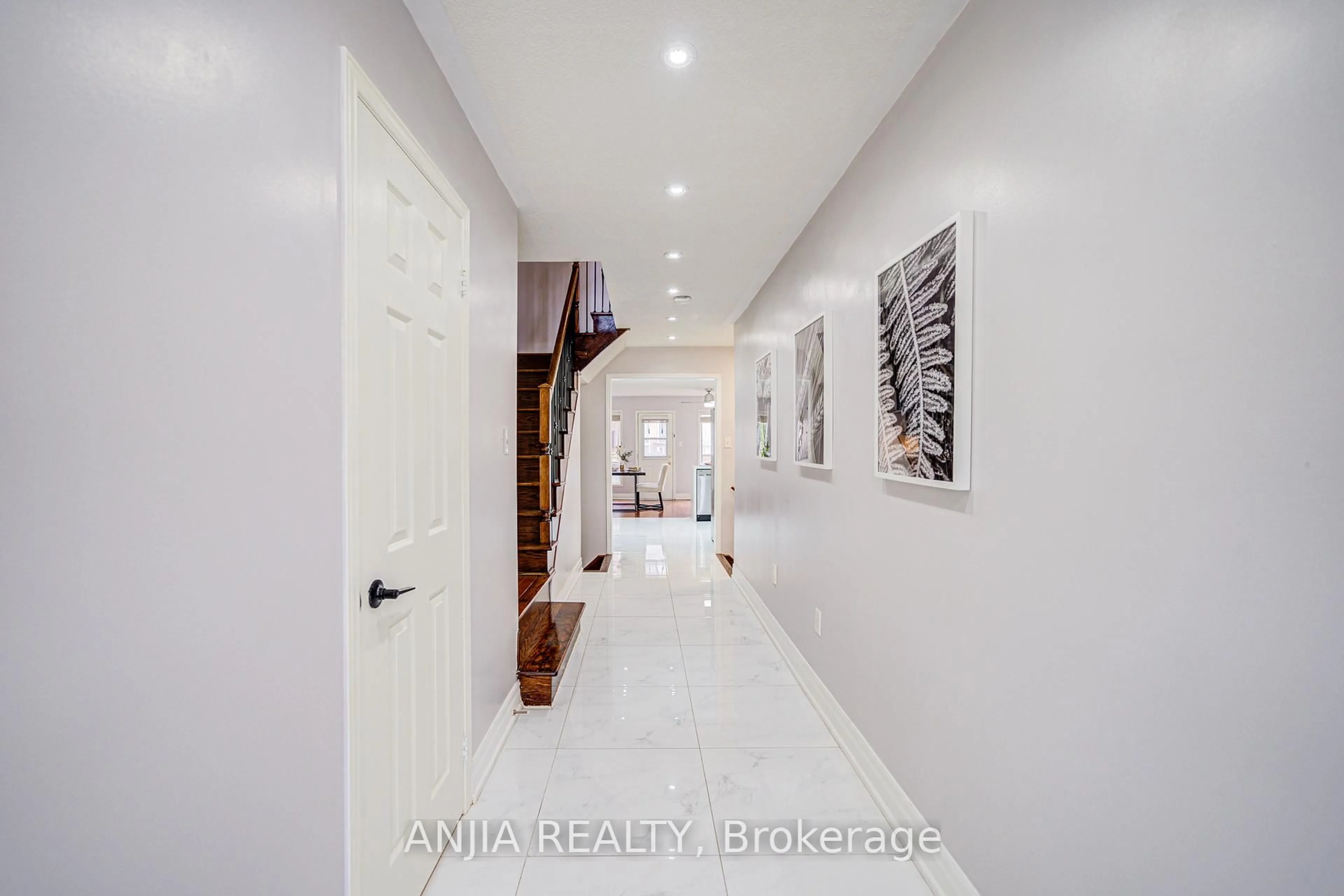 Indoor entryway for 216 Zokol Dr, Aurora Ontario L4G 0B8