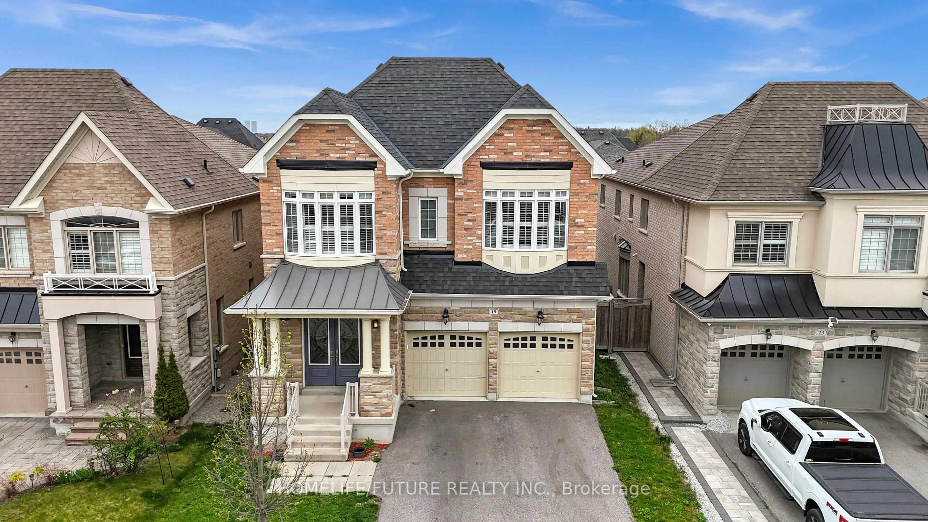 A pic from outside/outdoor area/front of a property/back of a property/a pic from drone, street for 19 Madoc Pl, Vaughan Ontario L4H 3W6