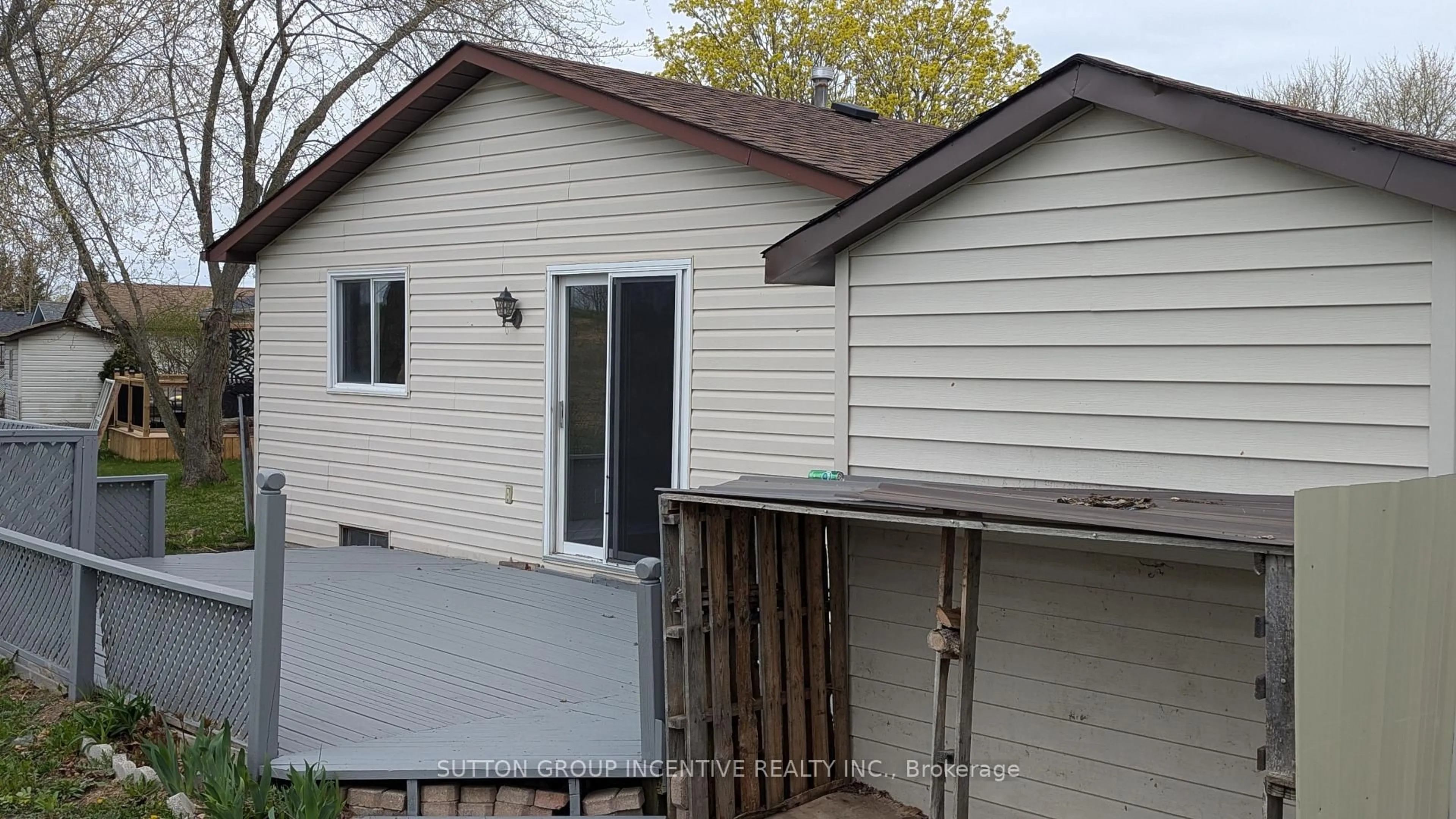 Home with vinyl exterior material, building for 49 ROYAL OAK Dr, Innisfil Ontario L0L 1L0