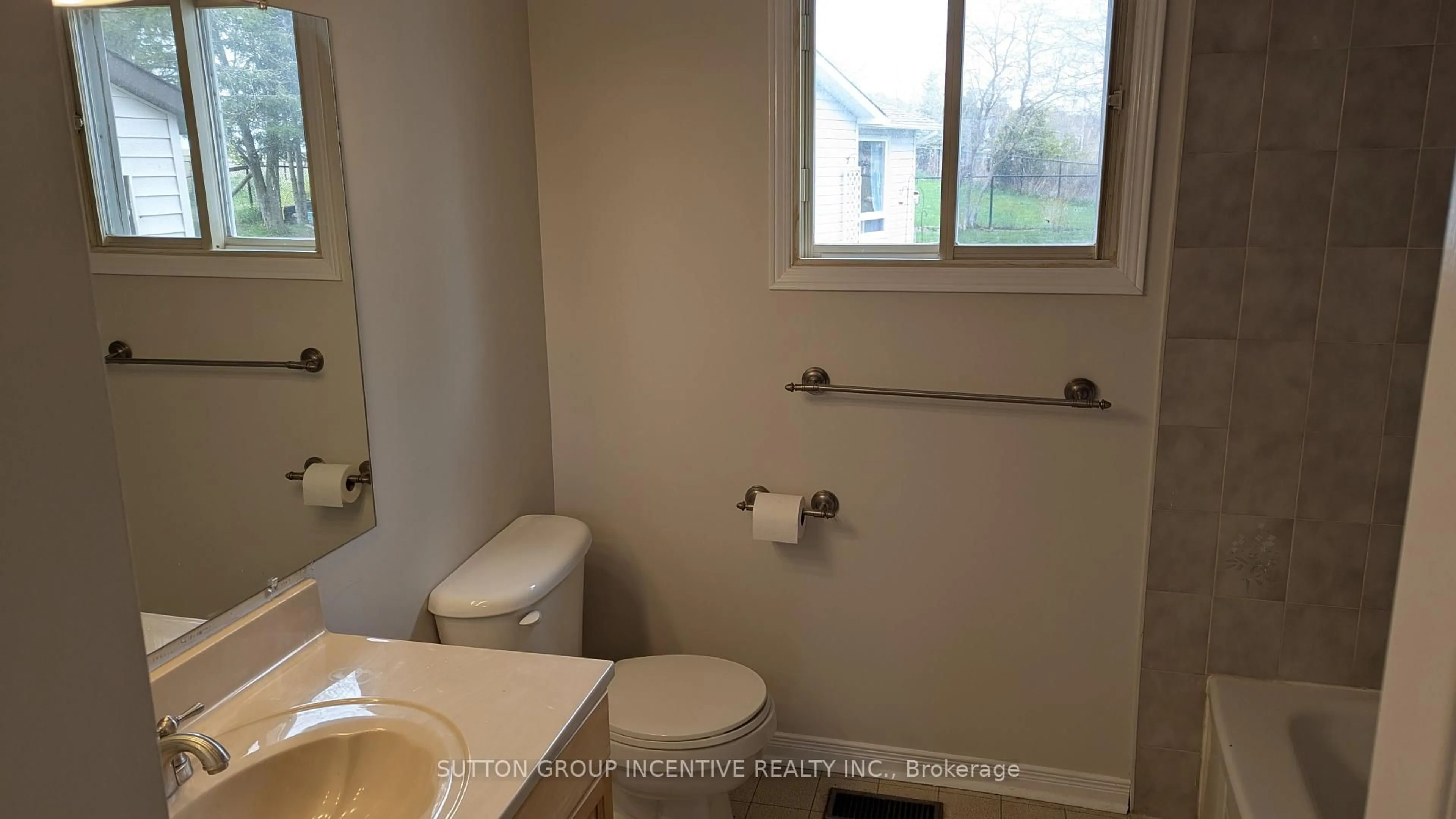 Standard bathroom, unknown for 49 ROYAL OAK Dr, Innisfil Ontario L0L 1L0