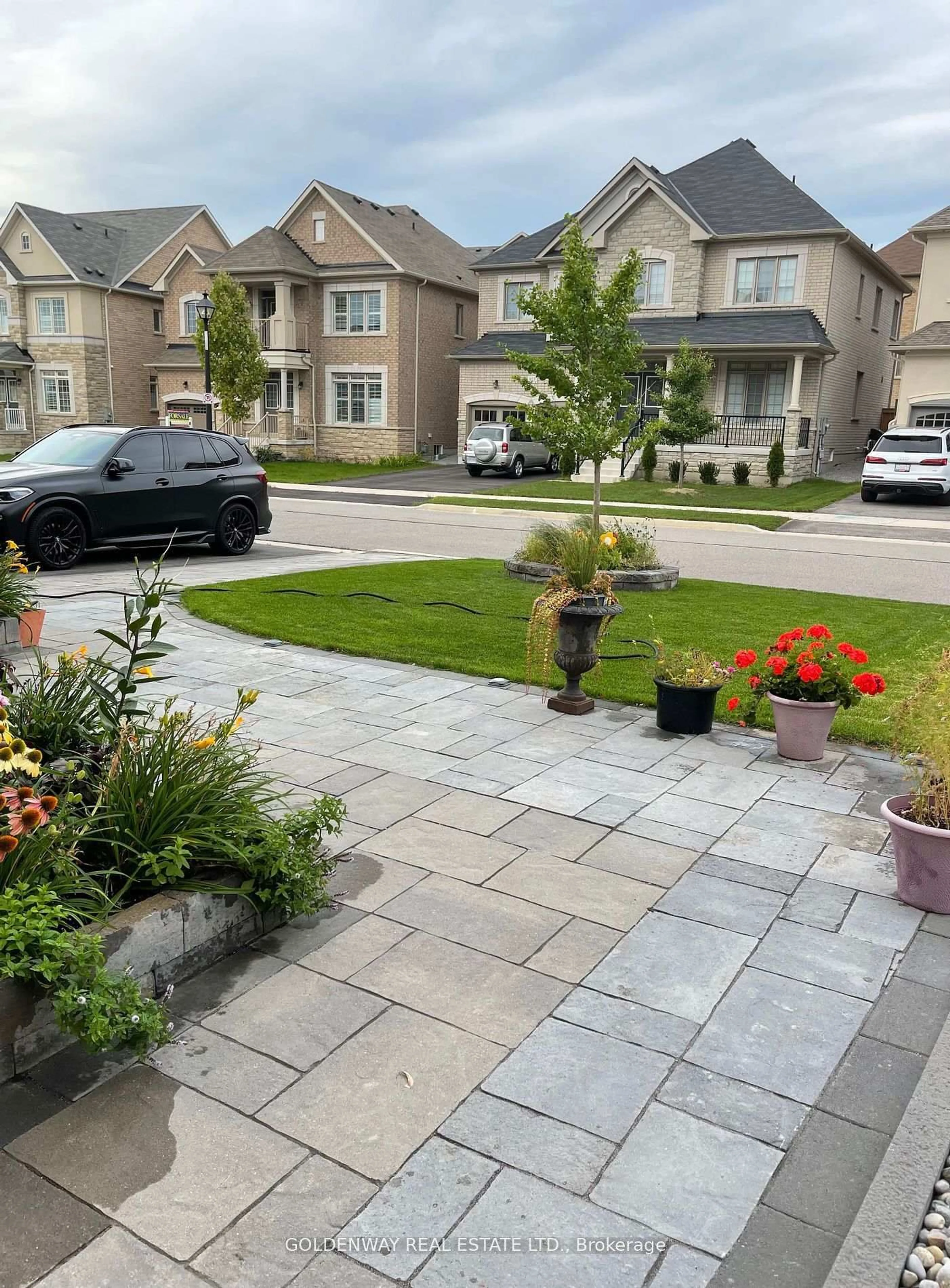 A pic from outside/outdoor area/front of a property/back of a property/a pic from drone, street for 922 Ernest Cousins Circ, Newmarket Ontario L3X 0B7