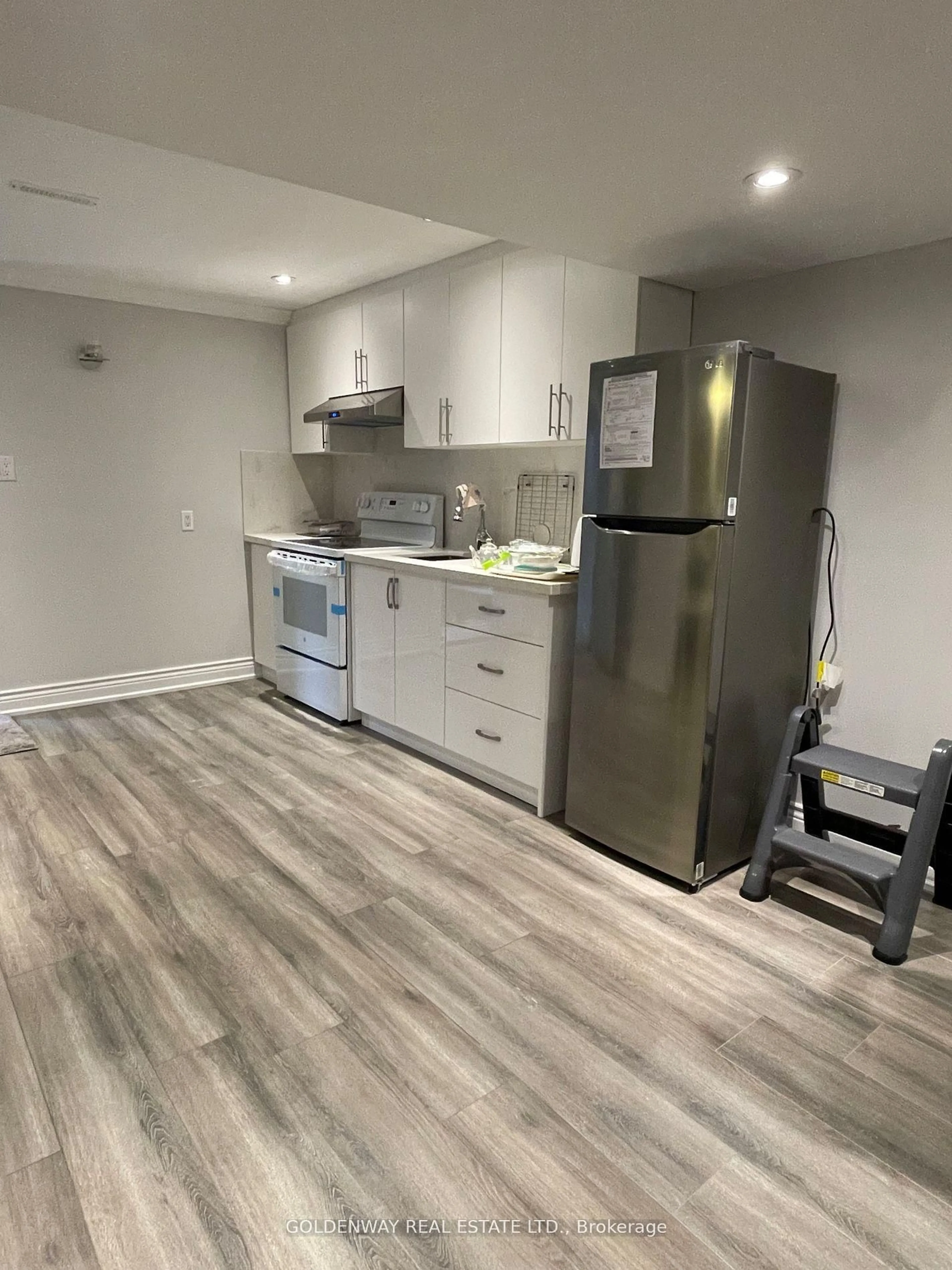 Open concept kitchen, wood/laminate floor for 922 Ernest Cousins Circ, Newmarket Ontario L3X 0B7
