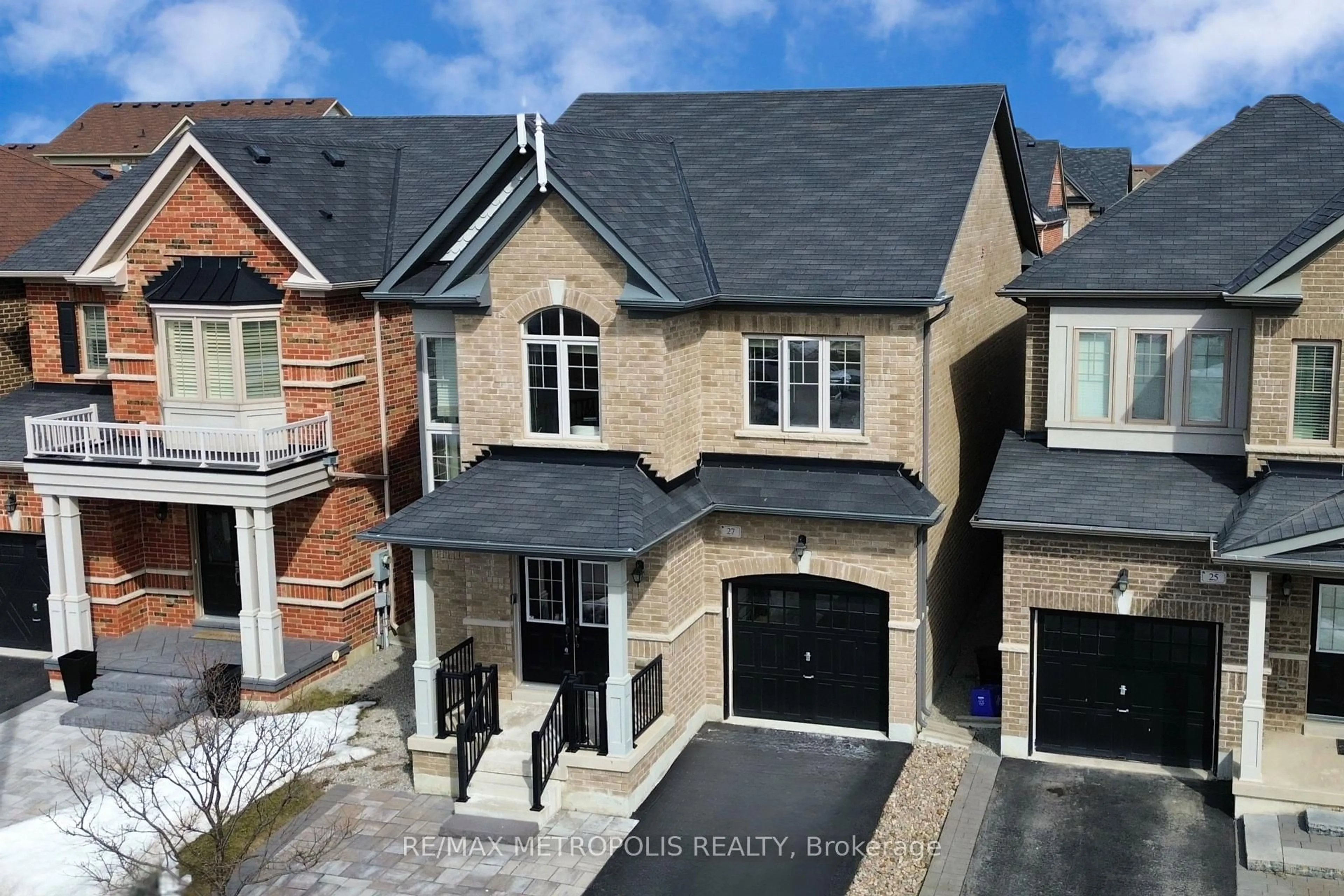 A pic from outside/outdoor area/front of a property/back of a property/a pic from drone, street for 27 Dunedin Dr, Vaughan Ontario L4H 3Y3