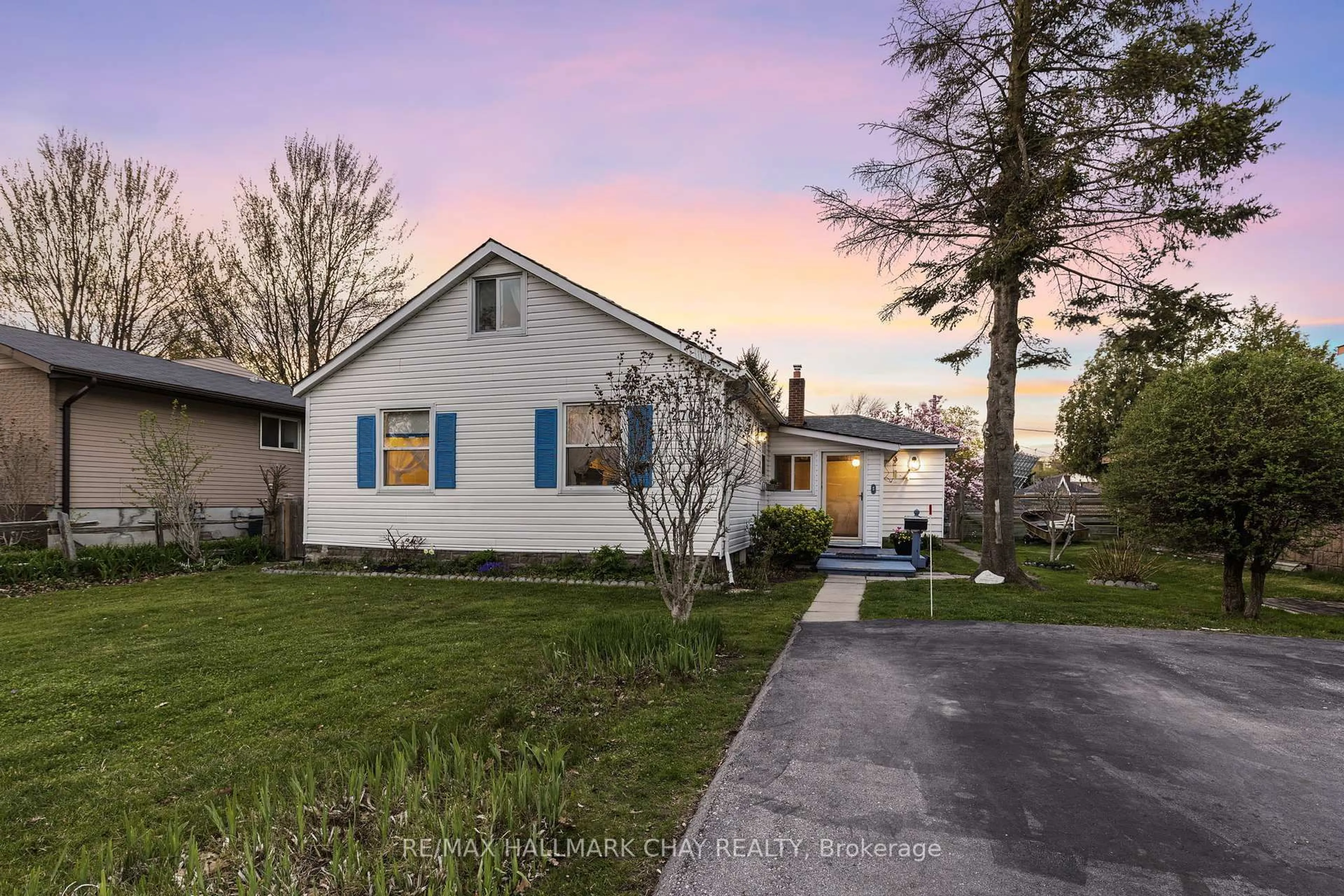 A pic from outside/outdoor area/front of a property/back of a property/a pic from drone, street for 270 Hollywood Dr, Georgina Ontario L4P 2Z8