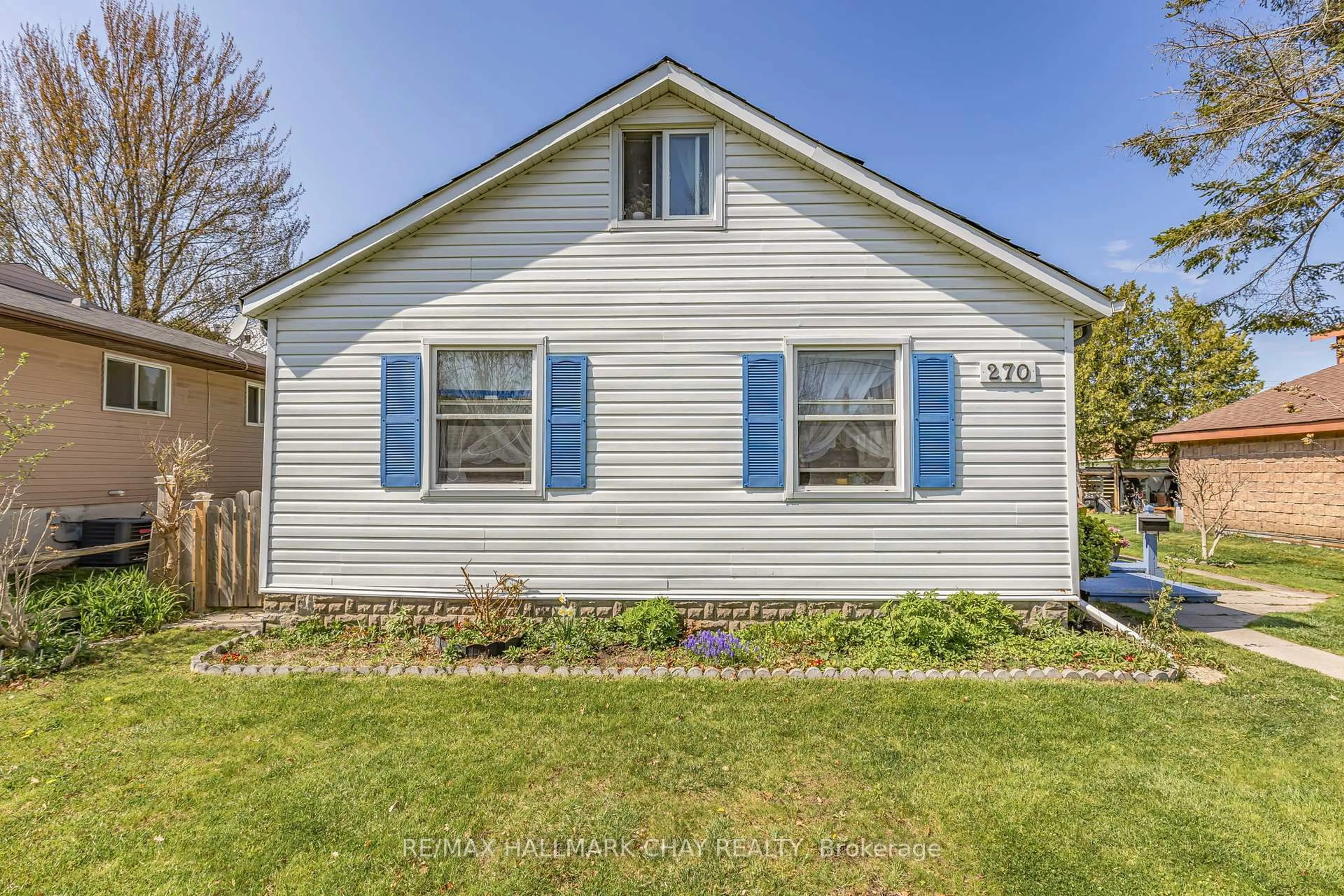 Home with vinyl exterior material, street for 270 Hollywood Dr, Georgina Ontario L4P 2Z8