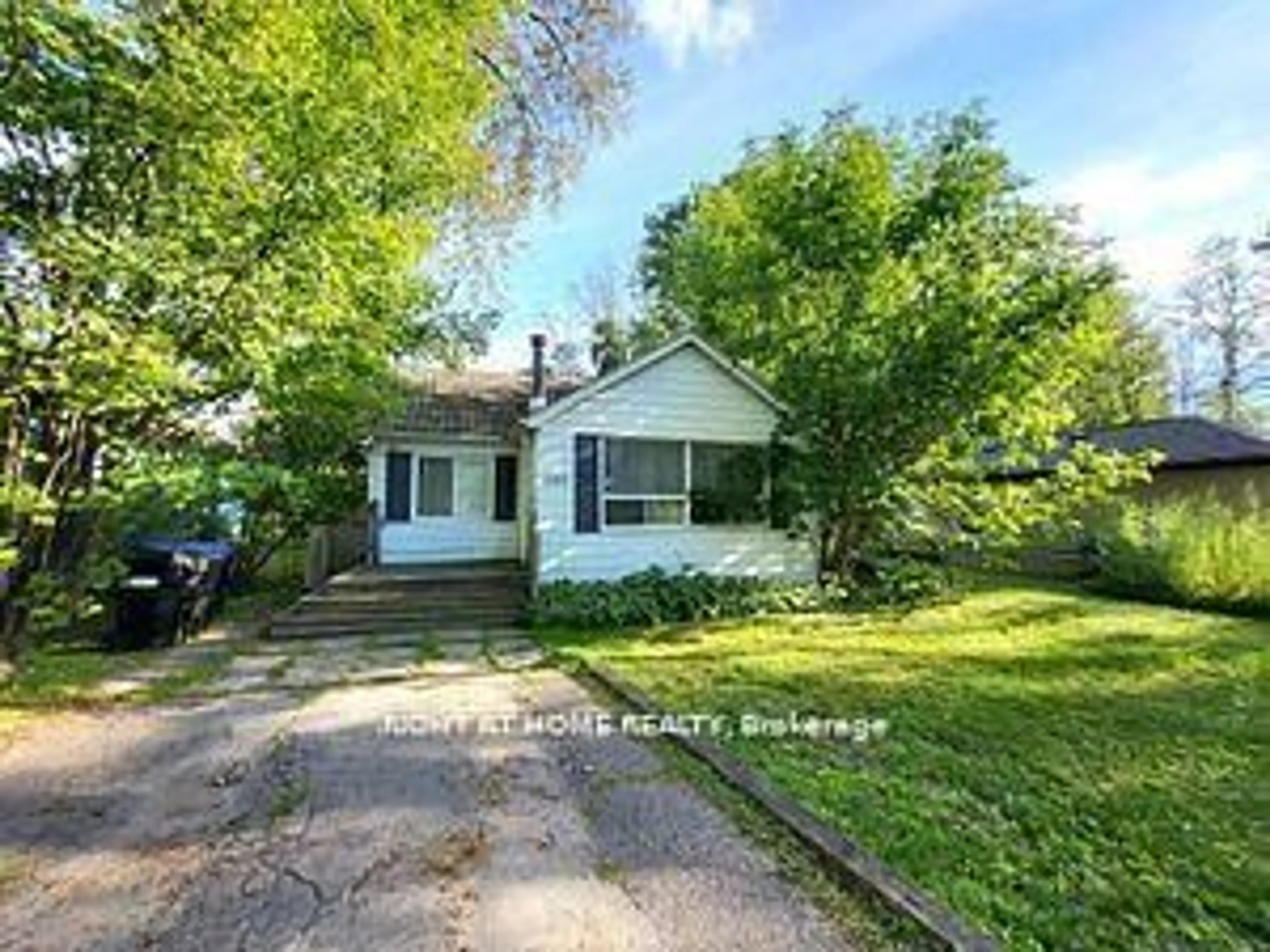 A pic from outside/outdoor area/front of a property/back of a property/a pic from drone, street for 1107 Poplar Dr, Innisfil Ontario L0L 1R0