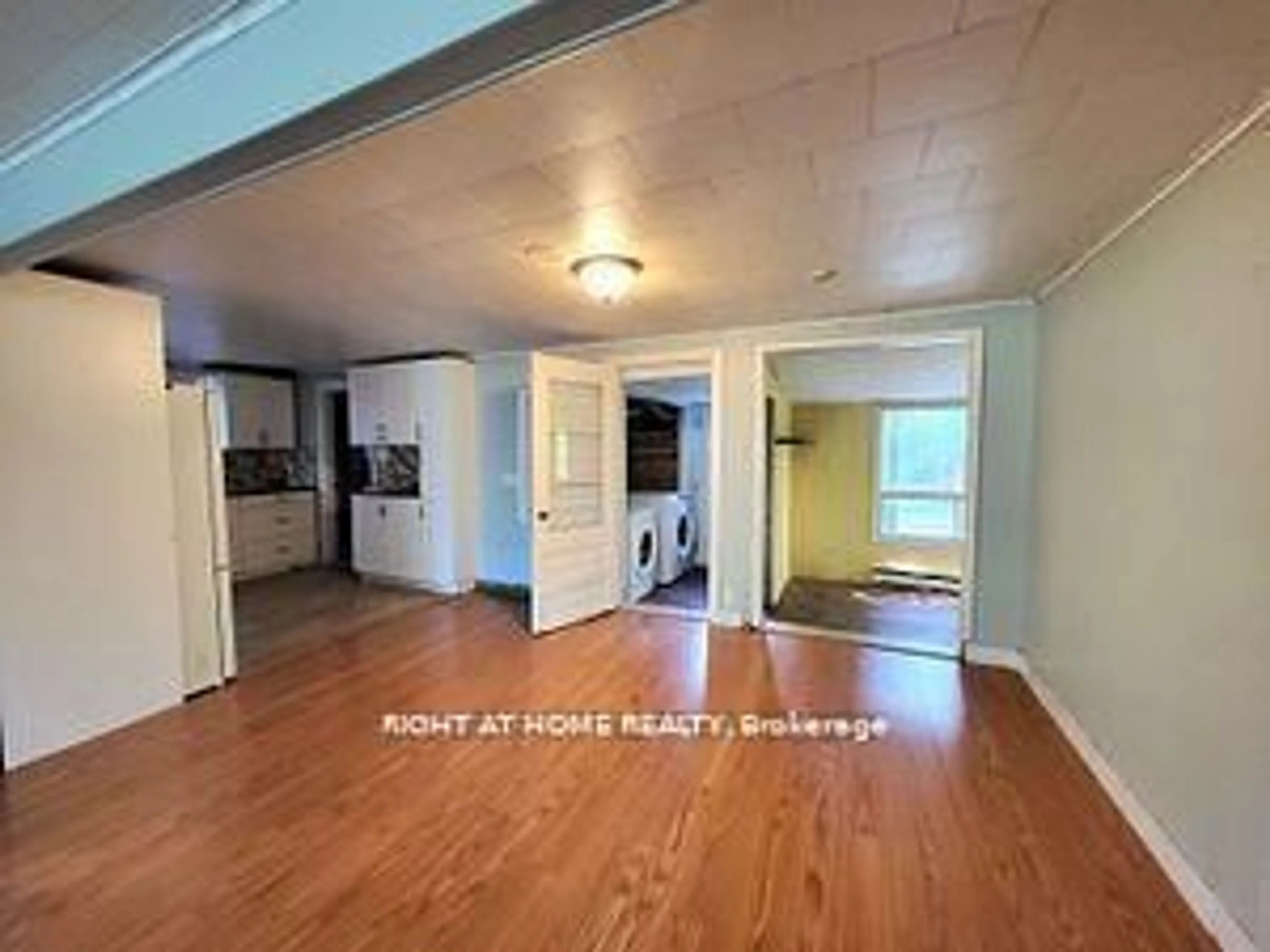 A pic of a room for 1107 Poplar Dr, Innisfil Ontario L0L 1R0