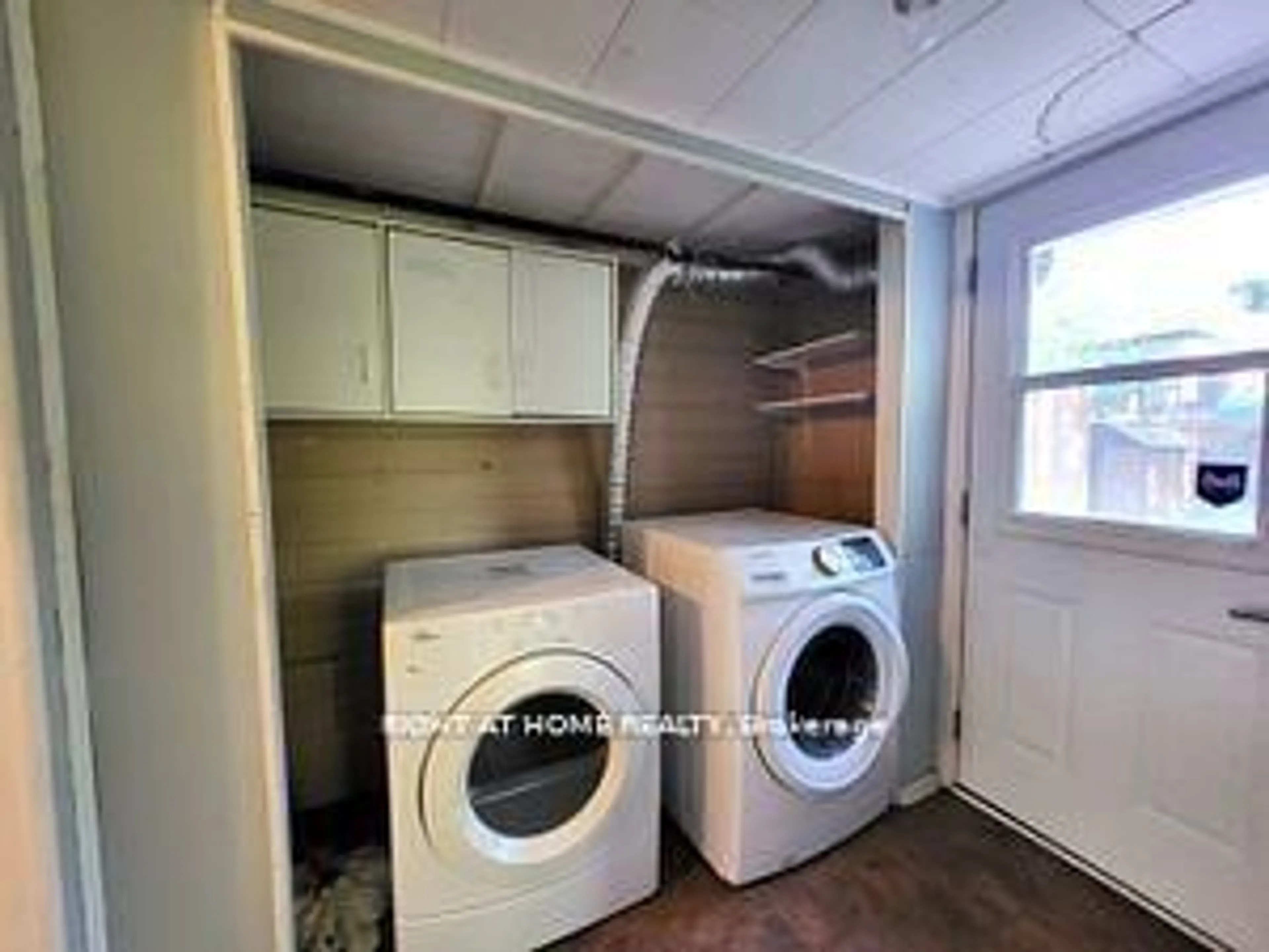 Laundry room for 1107 Poplar Dr, Innisfil Ontario L0L 1R0