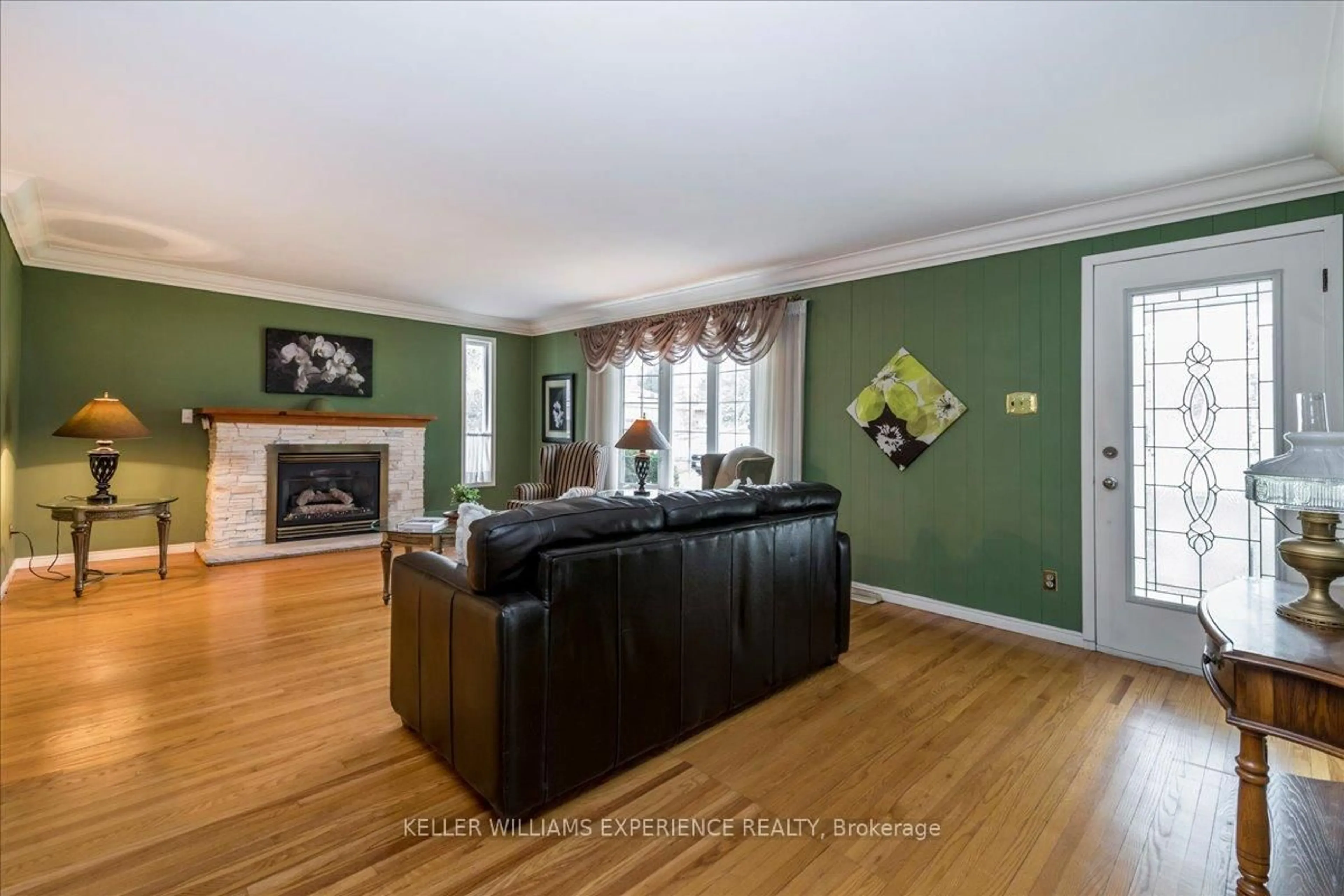 Living room with furniture, wood/laminate floor for 291 Main St, Uxbridge Ontario L9P 1R9