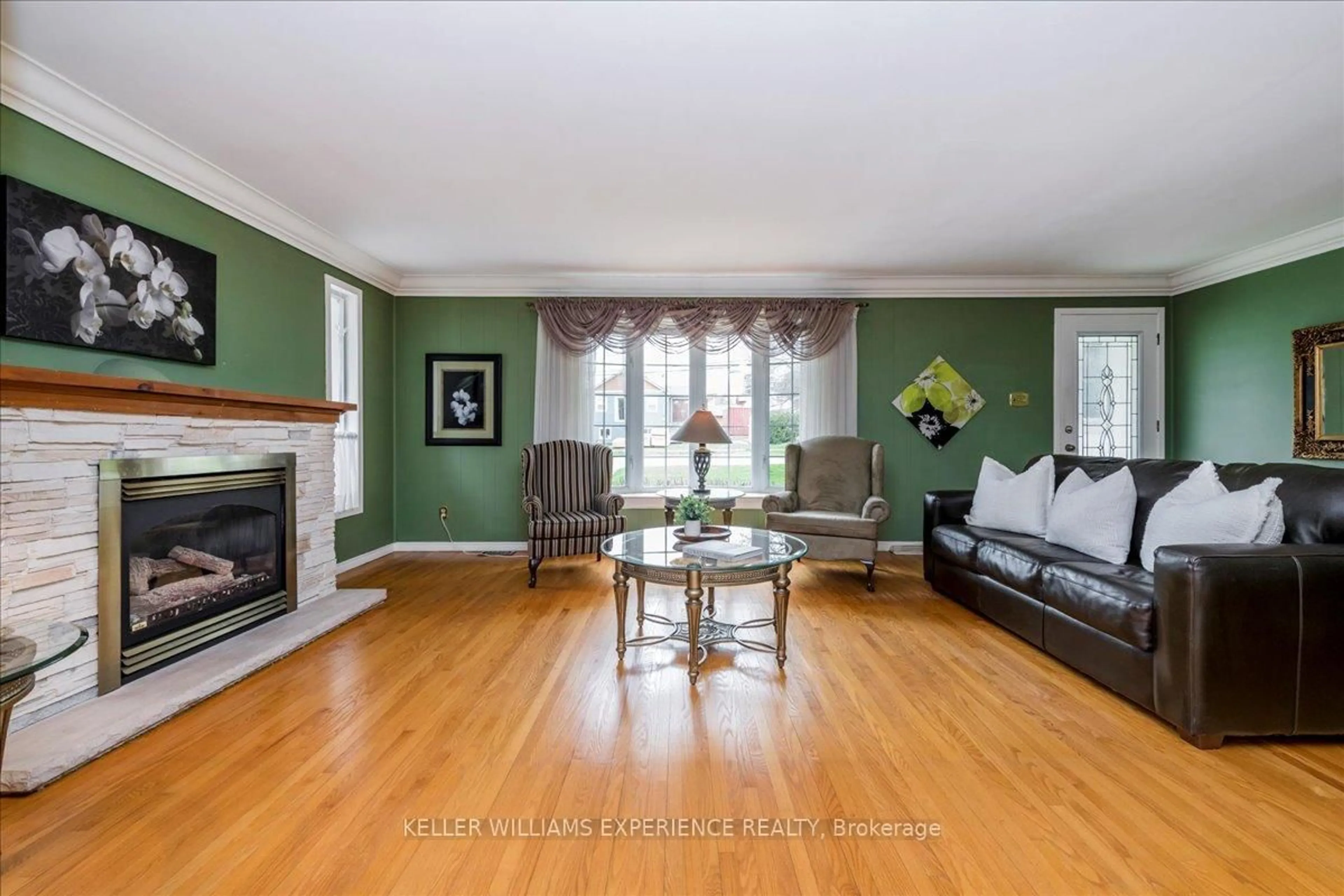 Living room with furniture, wood/laminate floor for 291 Main St, Uxbridge Ontario L9P 1R9