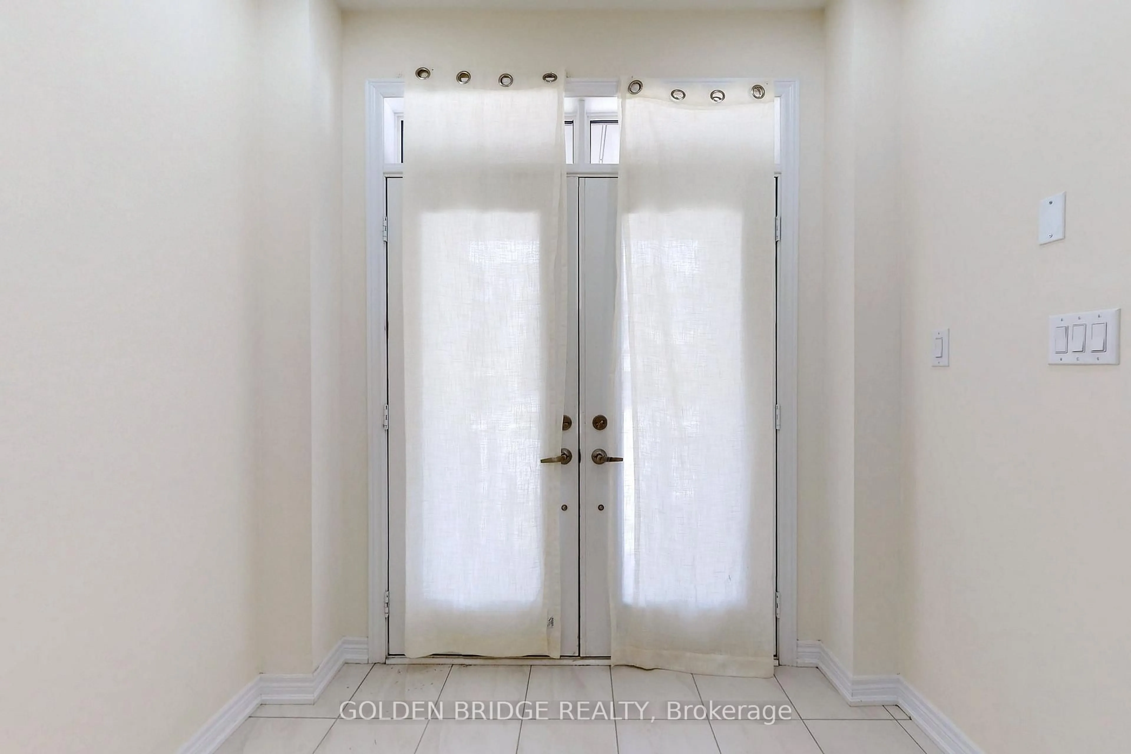 Indoor entryway for 11 Boiton St, Richmond Hill Ontario L4S 0J2