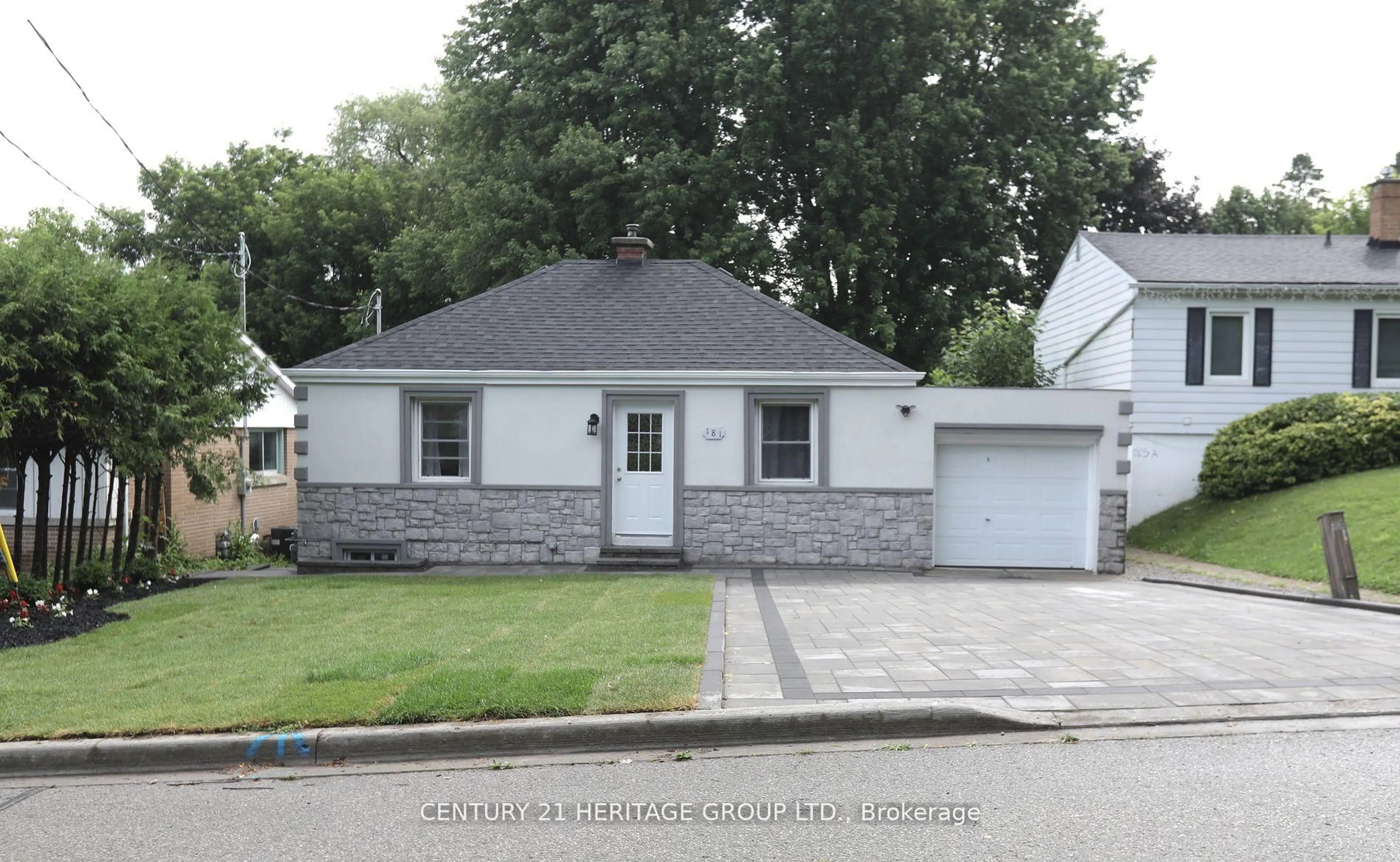 Home with vinyl exterior material, street for 181 Newton St, Newmarket Ontario L3Y 3K6