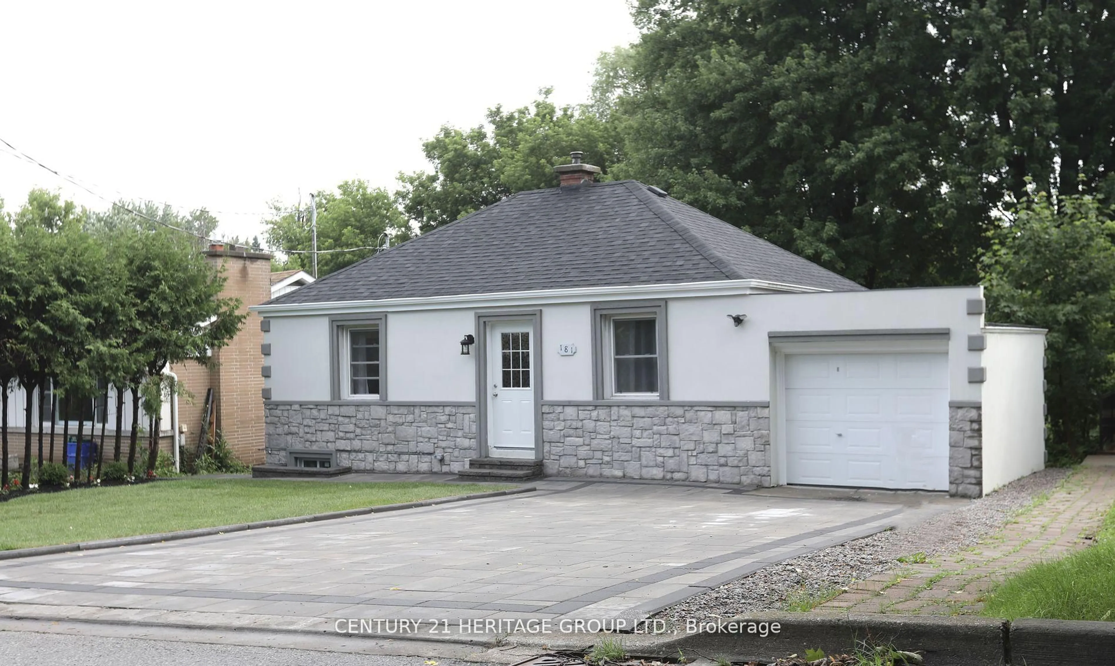 Home with vinyl exterior material, street for 181 Newton St, Newmarket Ontario L3Y 3K6
