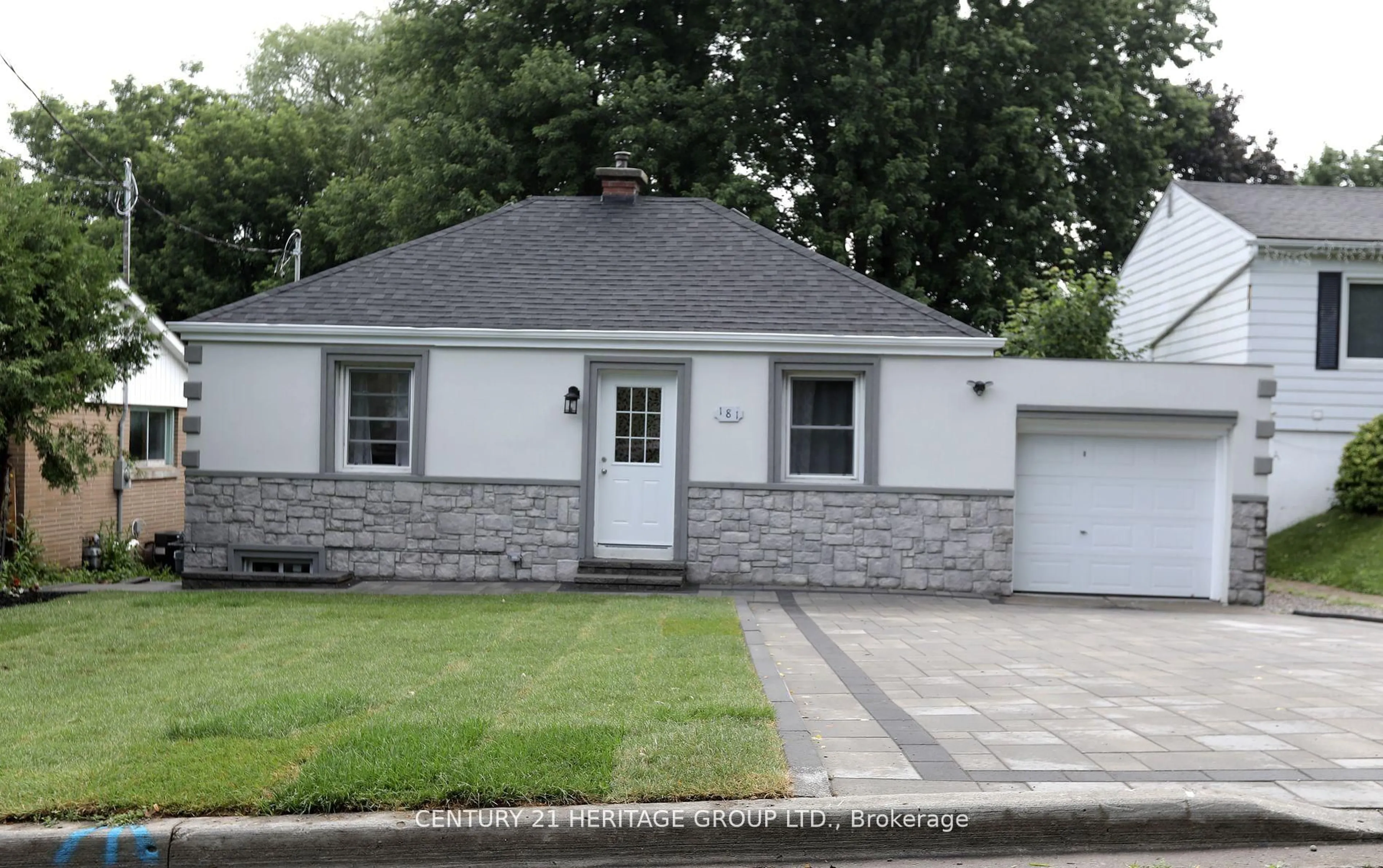 Home with vinyl exterior material, street for 181 Newton St, Newmarket Ontario L3Y 3K6