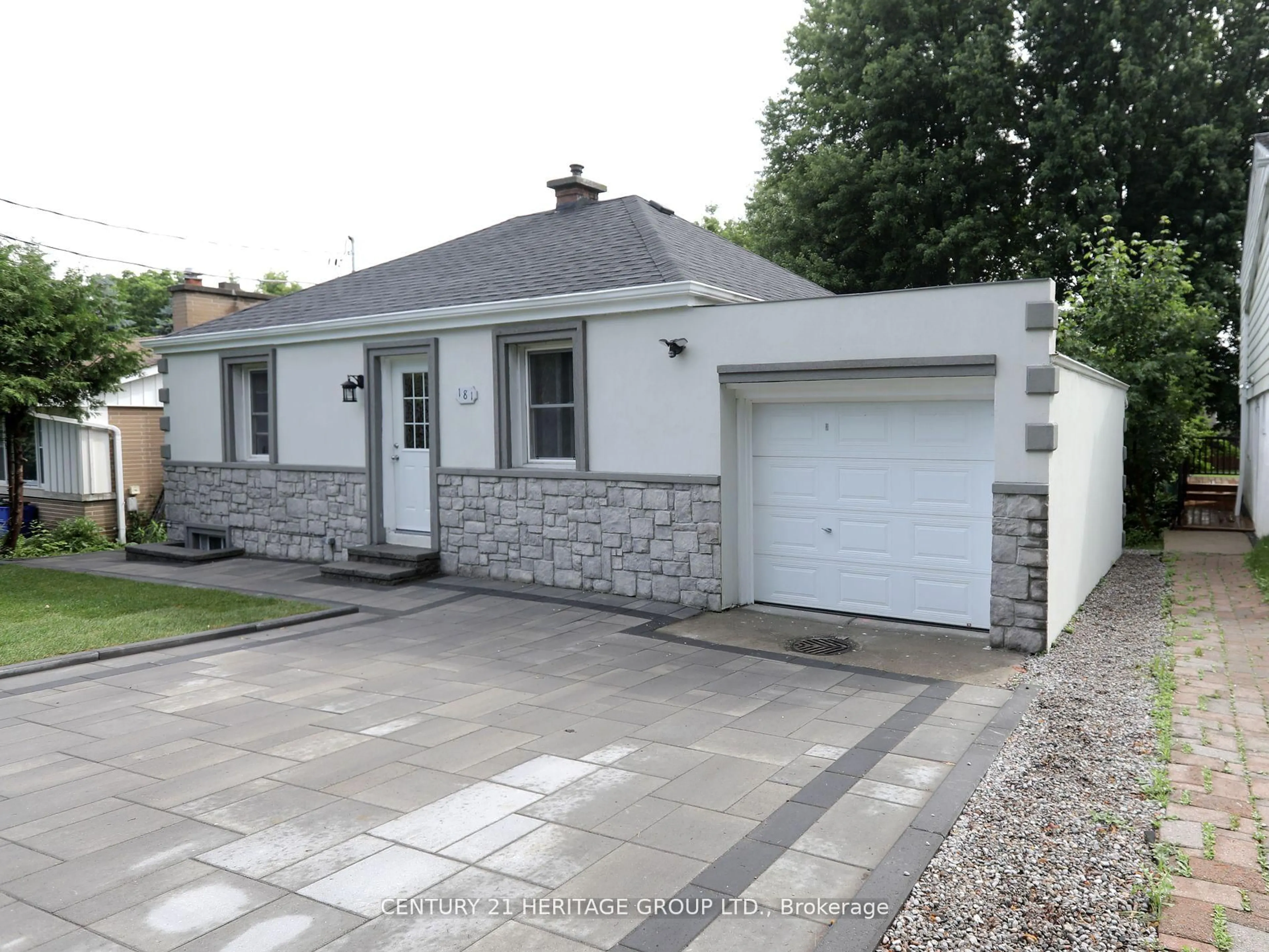 A pic from outside/outdoor area/front of a property/back of a property/a pic from drone, street for 181 Newton St, Newmarket Ontario L3Y 3K6