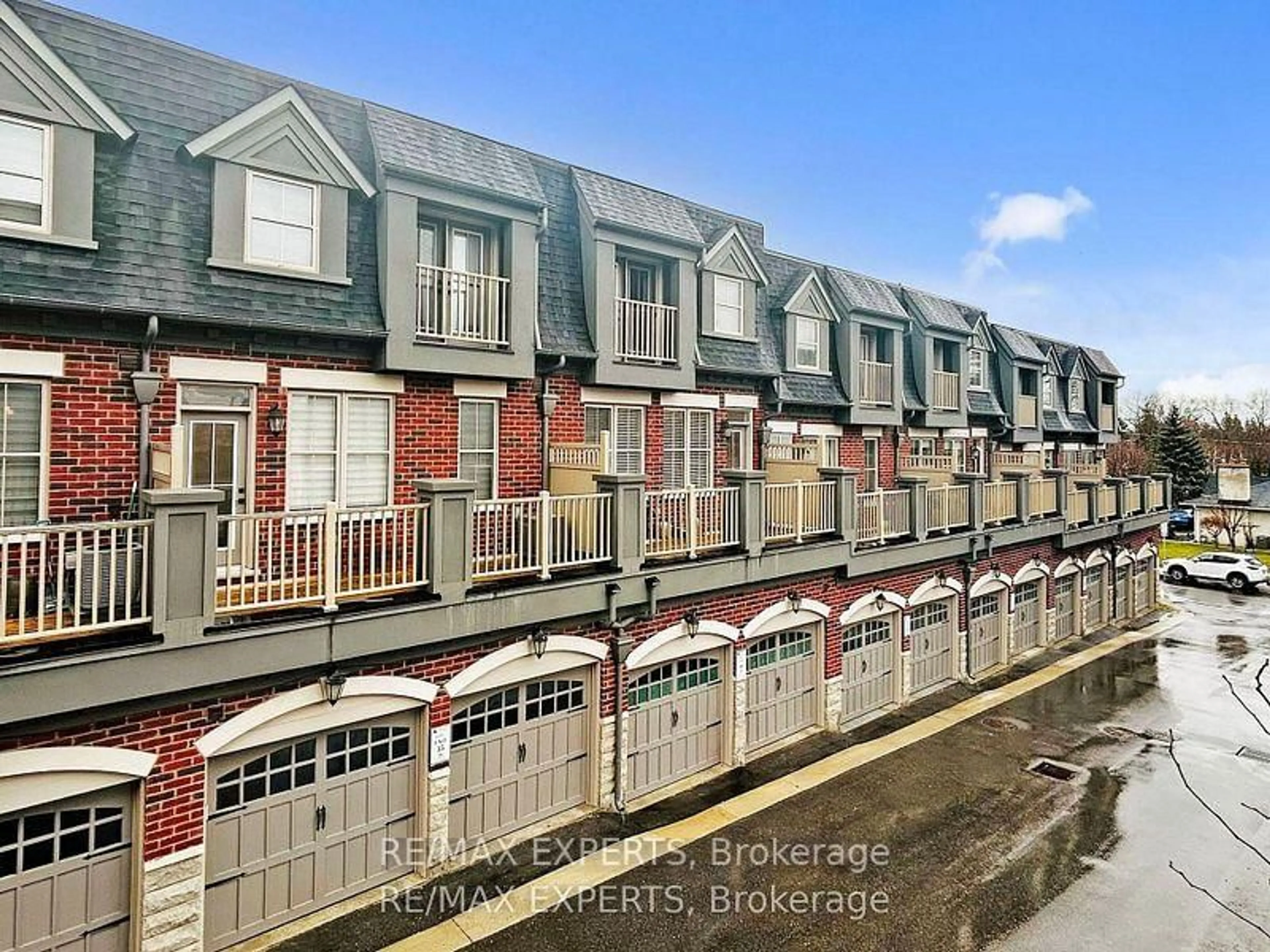 A pic from outside/outdoor area/front of a property/back of a property/a pic from drone, street for 5 Amherst Circ, Vaughan Ontario L6A 5A8