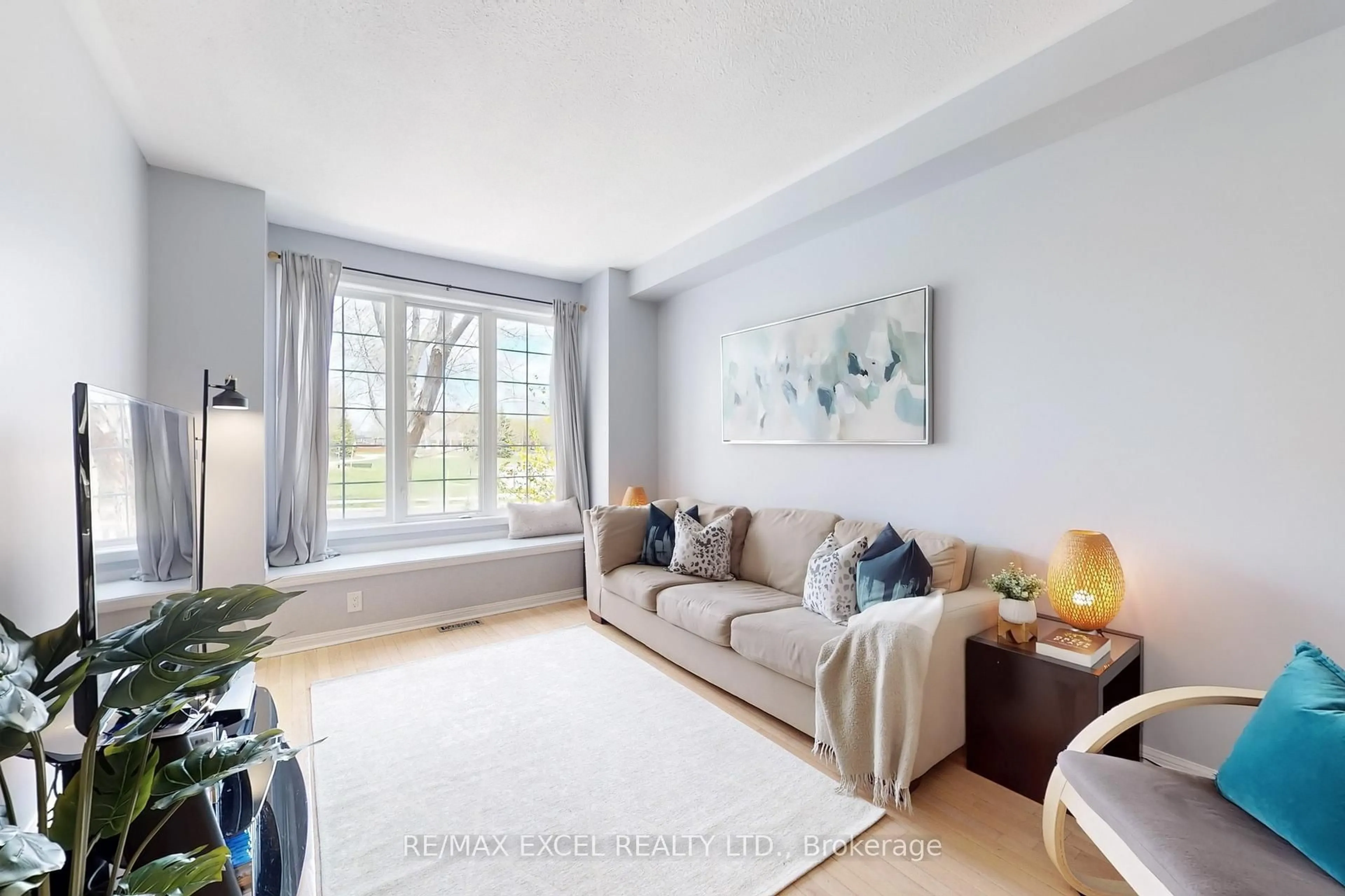 Living room with furniture, unknown for 318 Country Glen Rd, Markham Ontario L6B 1C5
