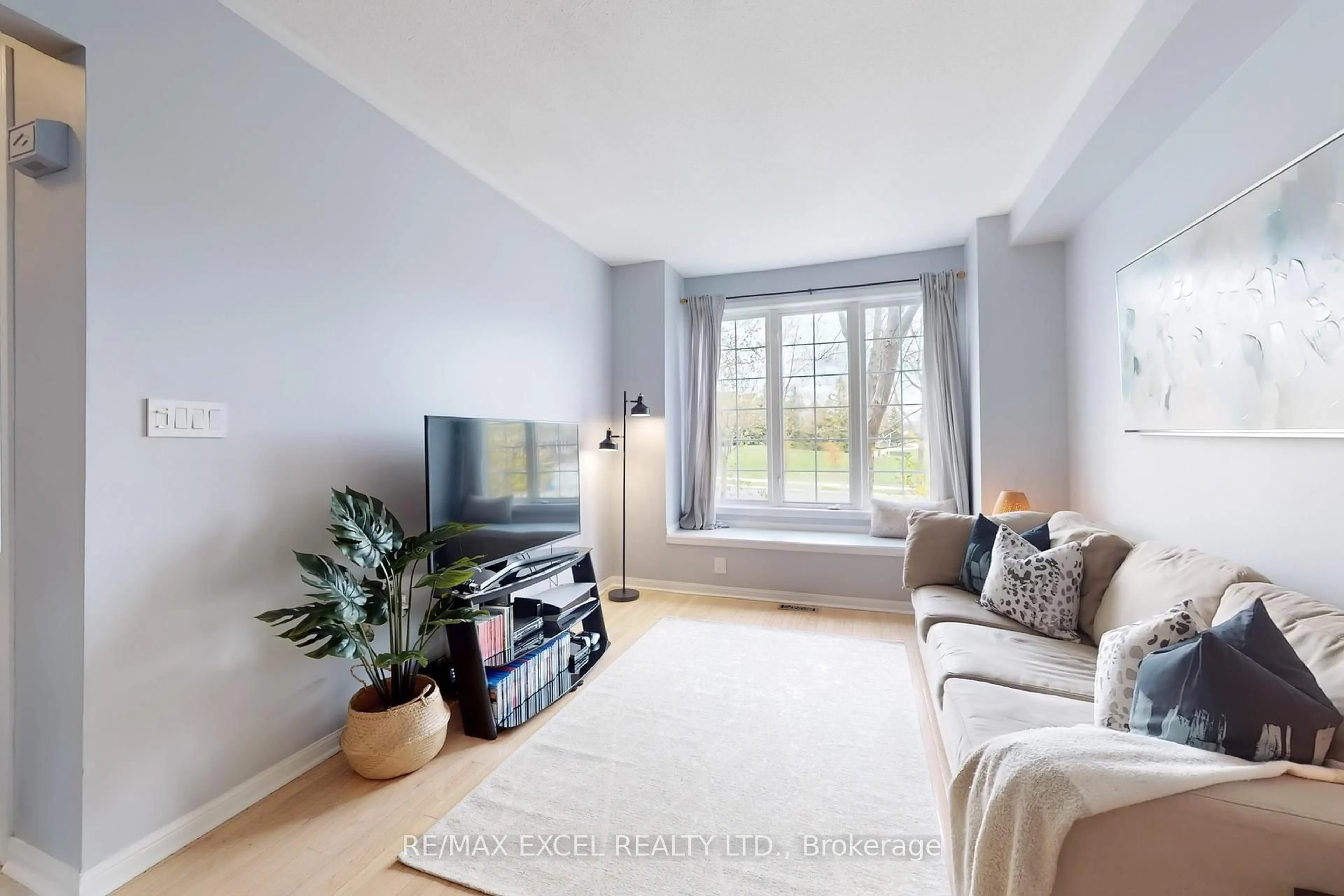 Living room with furniture, unknown for 318 Country Glen Rd, Markham Ontario L6B 1C5