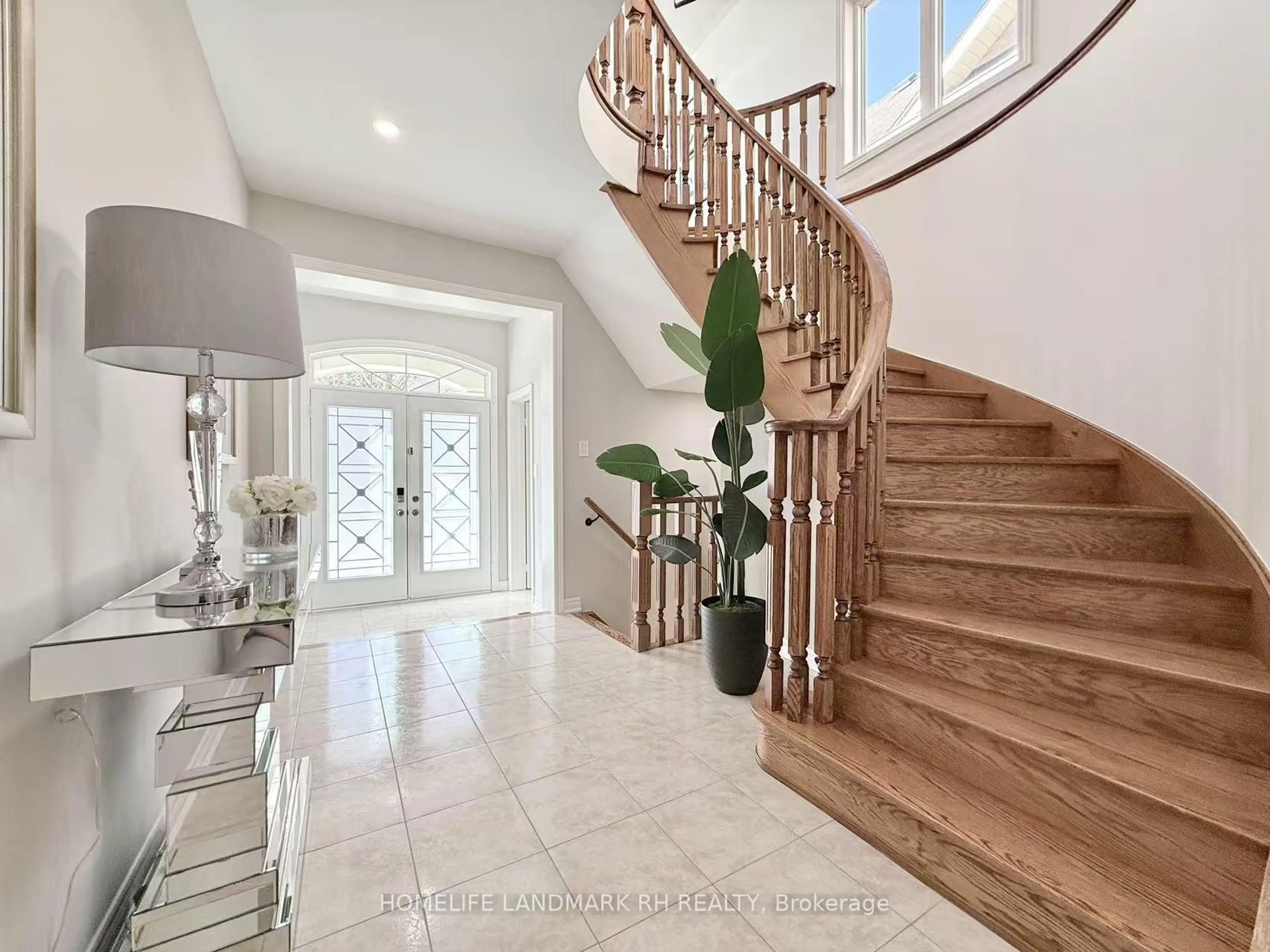 Indoor entryway for 1218 Stuffles Cres, Newmarket Ontario L3X 0E2