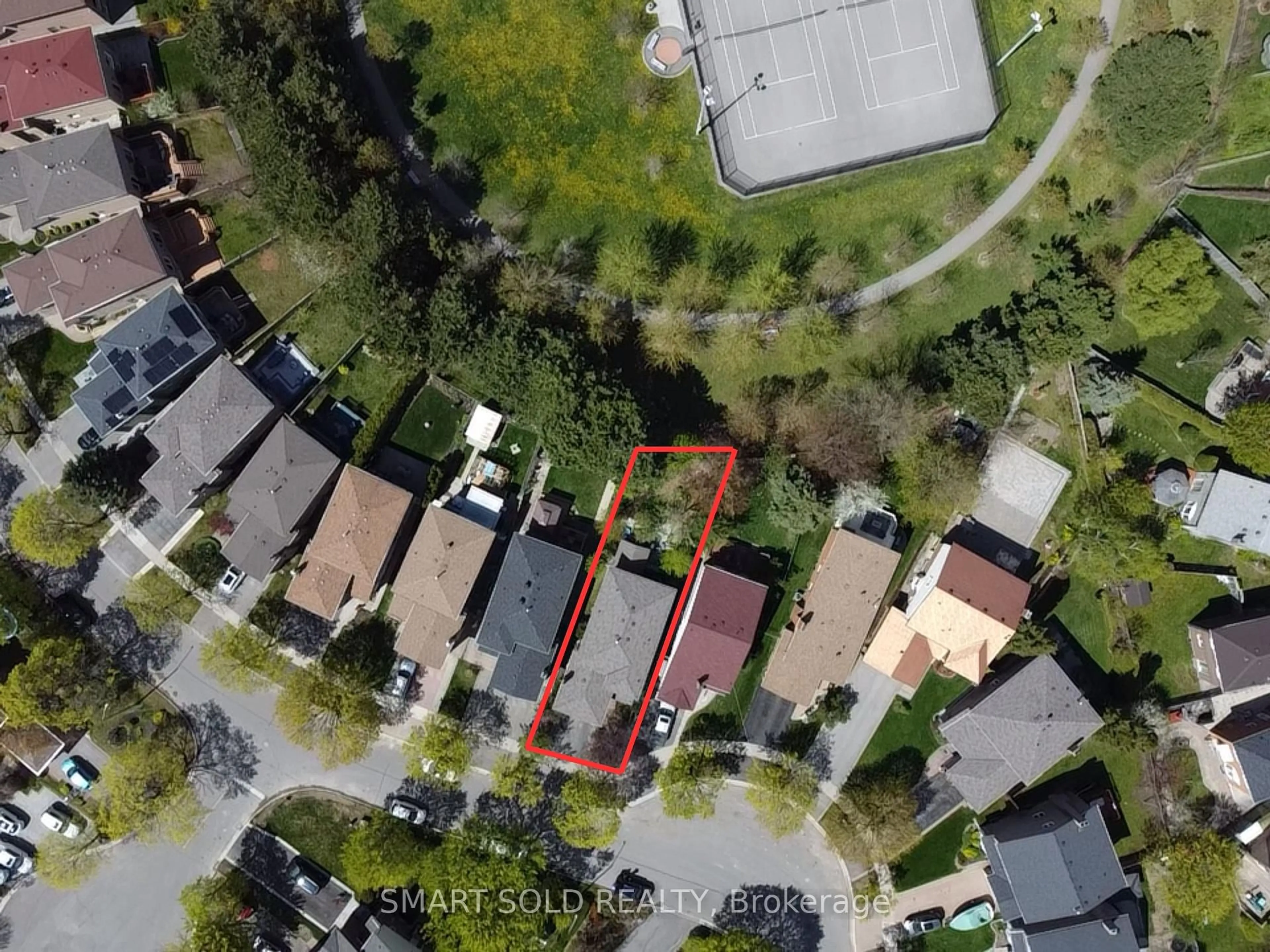 A pic from outside/outdoor area/front of a property/back of a property/a pic from drone, street for 168 Stephen St, Richmond Hill Ontario L4C 5R1
