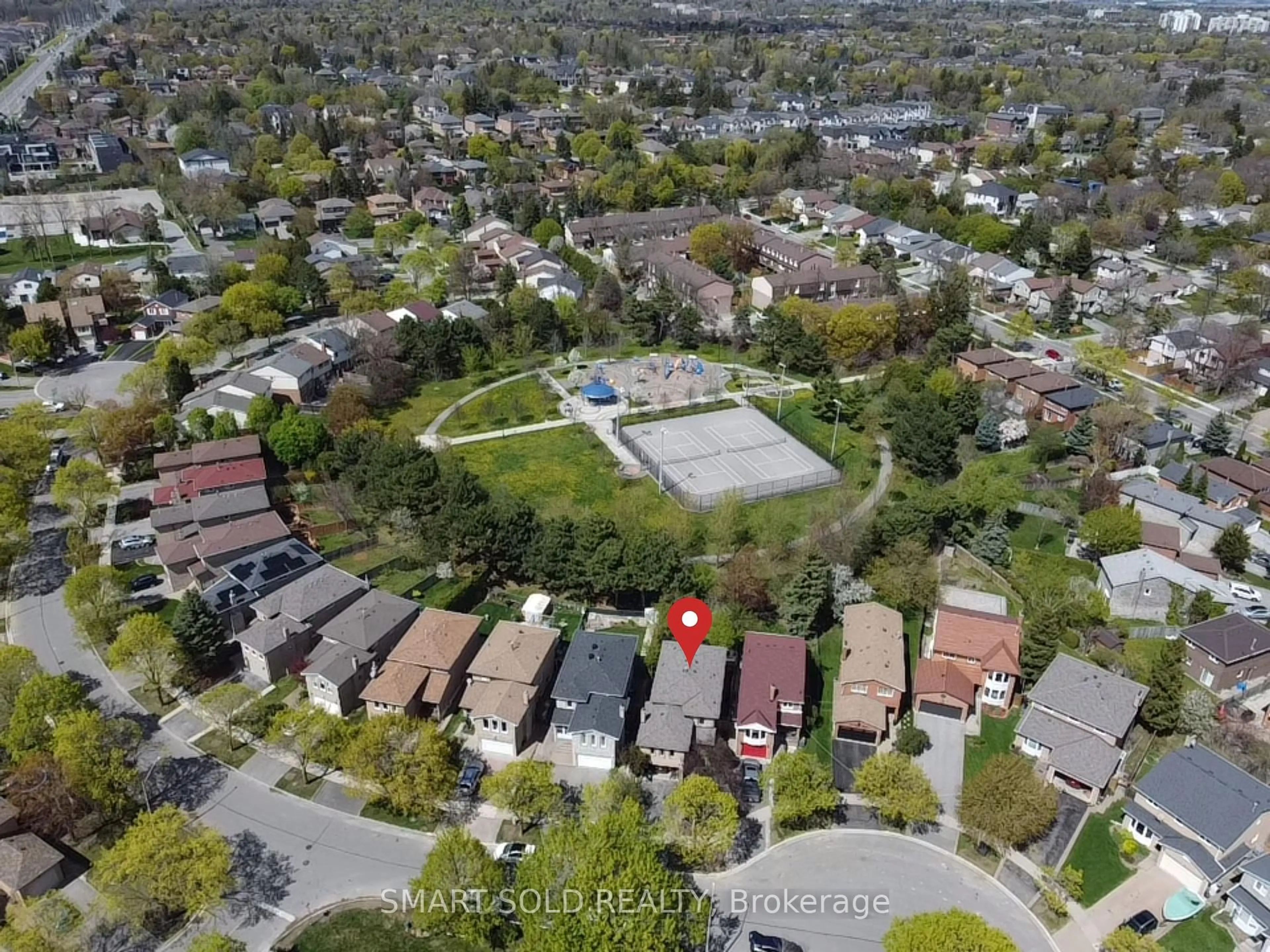 A pic from outside/outdoor area/front of a property/back of a property/a pic from drone, street for 168 Stephen St, Richmond Hill Ontario L4C 5R1