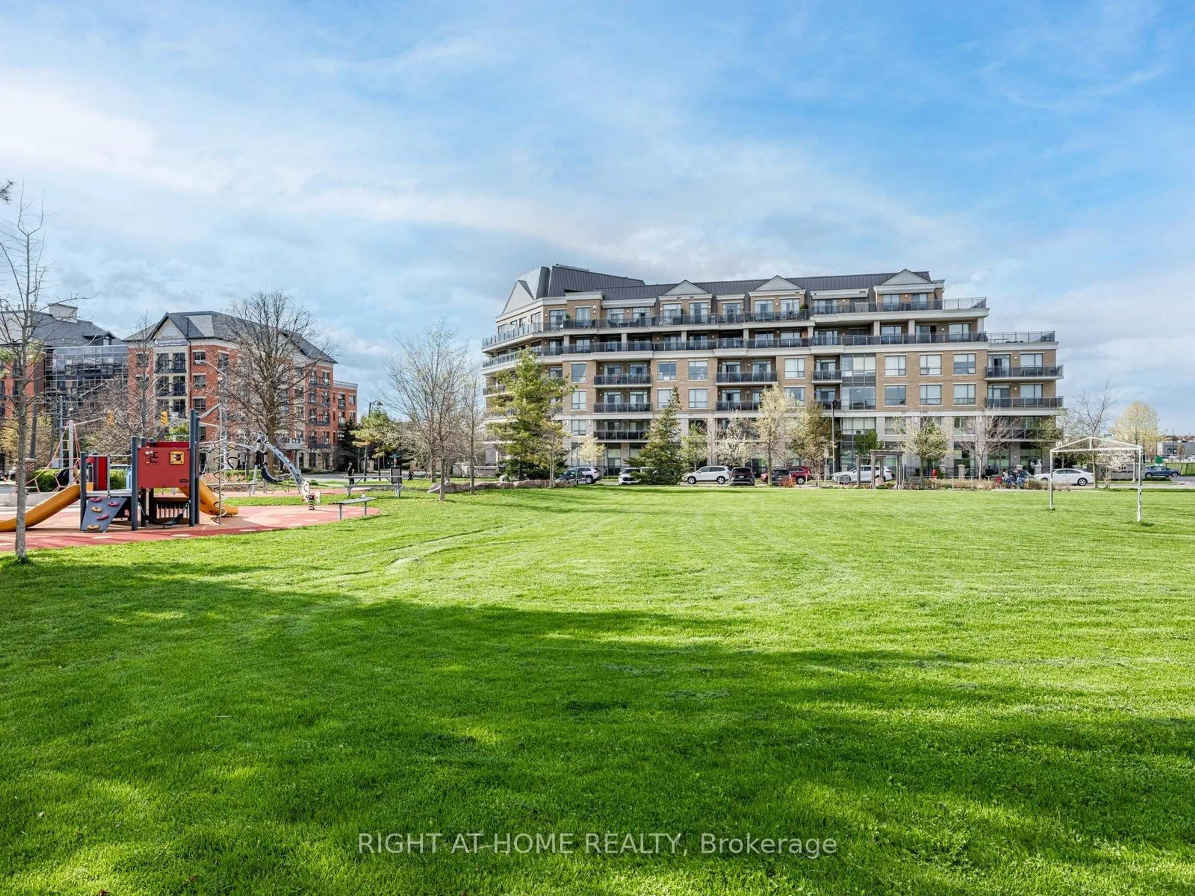 A pic from outside/outdoor area/front of a property/back of a property/a pic from drone, building for 111 Civic Square Gate #314, Aurora Ontario L4G 0S6