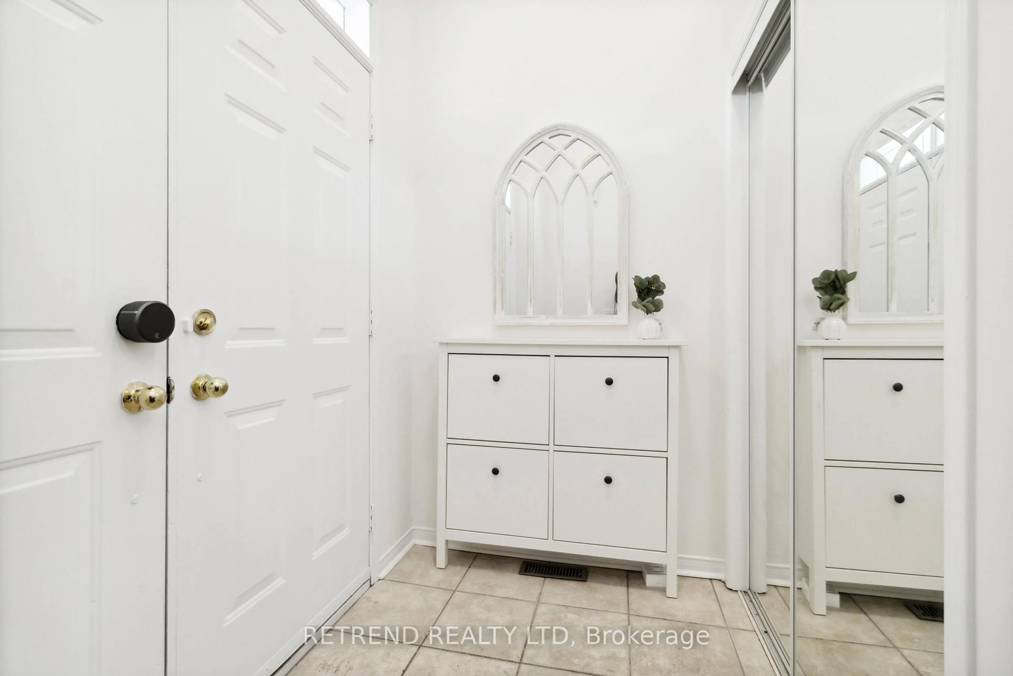 Indoor entryway for 20 Minton Dr #15, Vaughan Ontario L4L 9L6