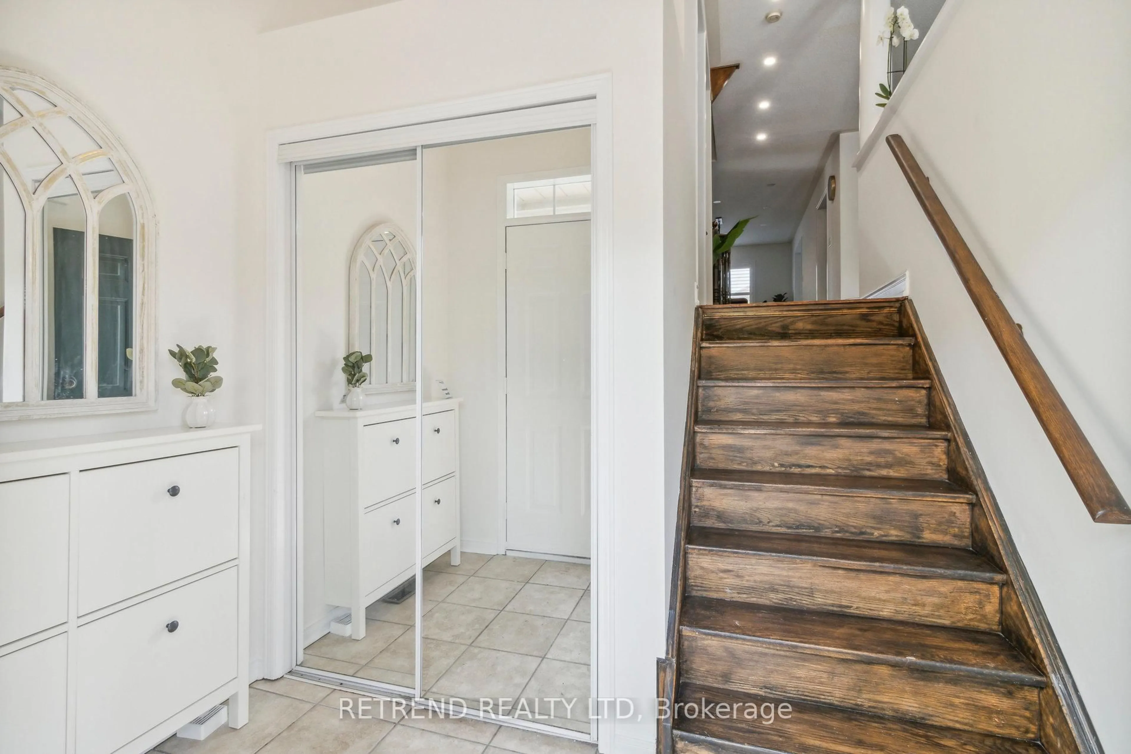 Indoor entryway for 20 Minton Dr #15, Vaughan Ontario L4L 9L6