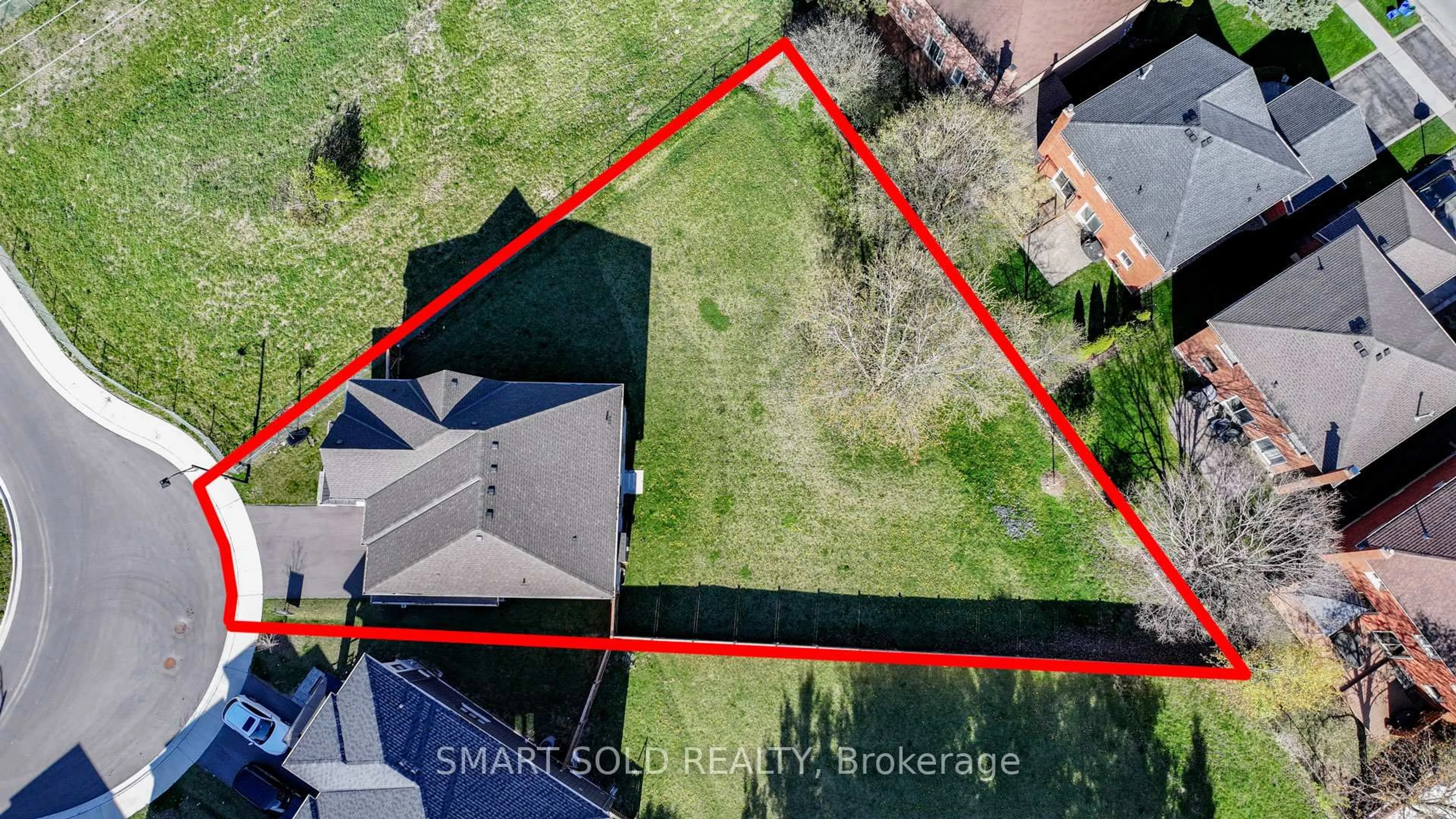 A pic from outside/outdoor area/front of a property/back of a property/a pic from drone, street for 51 Bethpage Cres, Newmarket Ontario L3X 0M4